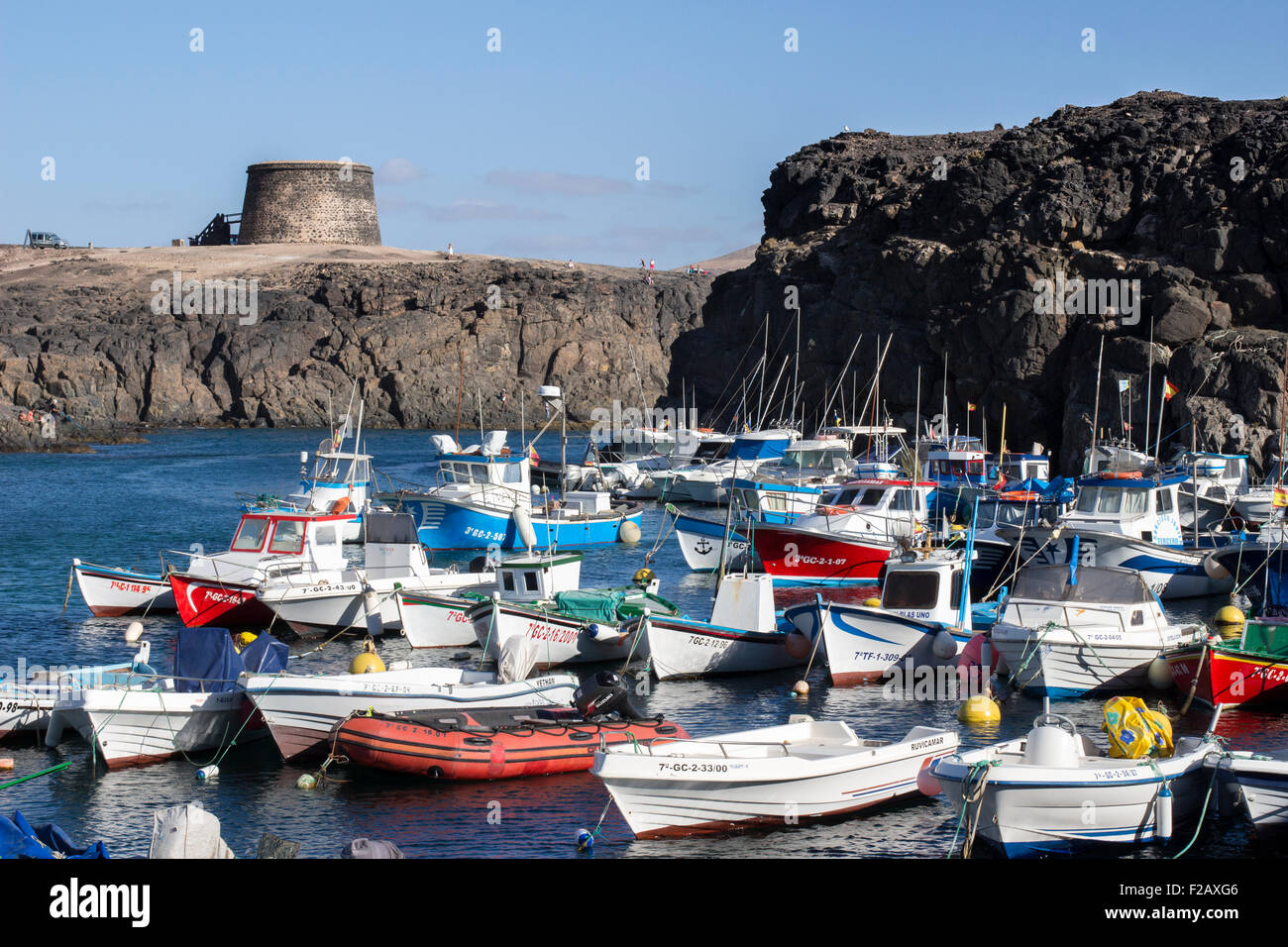 Boote und Turm, El Cotillo-Fuerteventura, Kanarische Inseln-Spanien Stockfoto