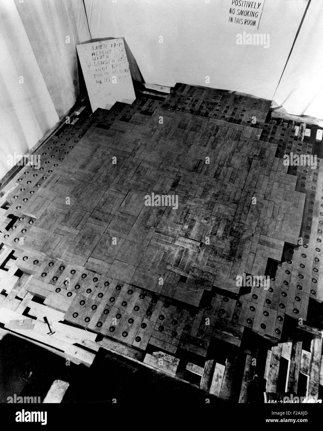Foto gemacht während des Baus des Chicago Pile-1 (CP-1), der erste Kernreaktor. Es war ein Haufen von Uran-Pellets und Graphitblöcke, die eine kritische Masse an spaltbarem Material mit Steuerstäbe enthalten. (BSLOC 2015 2 21) Stockfoto