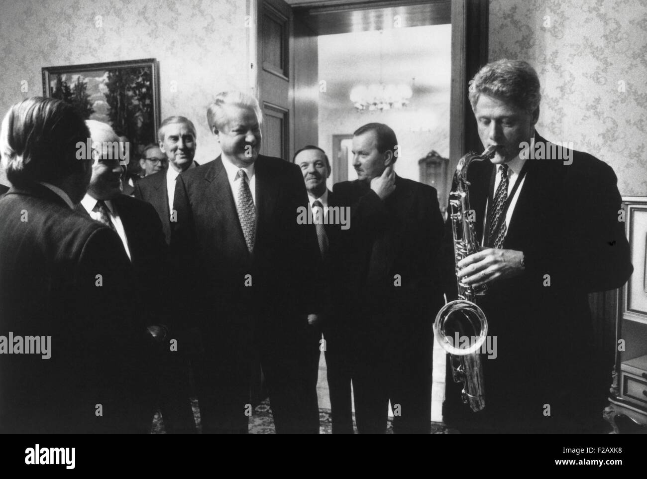 Präsident Bill Clinton spielt das Saxophon, ihn vom russischen Präsidenten Boris Yeltsin vorgelegt. Jelzin veranstaltet ein privates Abendessen Stockfoto
