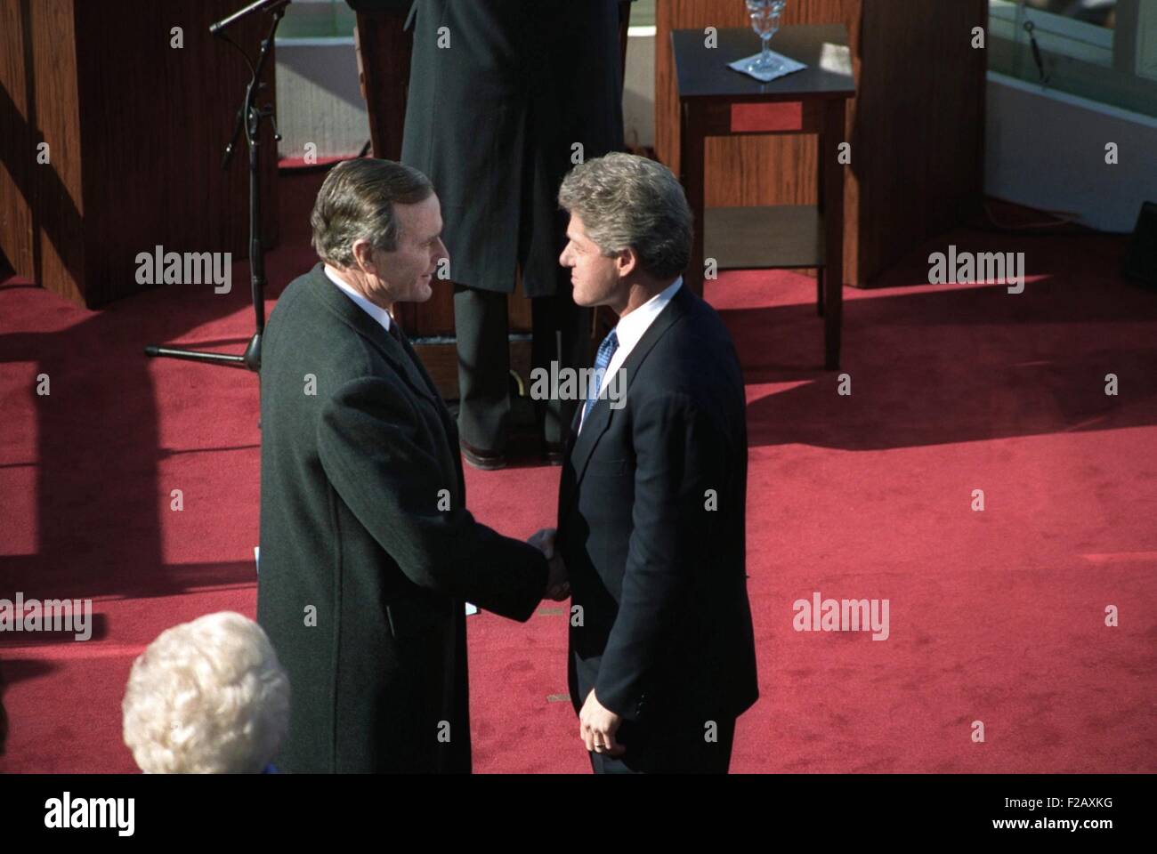 Scheidende Präsident George H.W. Bush und eingehende Präsident Bill Clinton. 20. Januar 1993. Hände schütteln sie kurz nach der konstituierenden Zeremonien auf dem US-Kapitol. (BSLOC 2015 2 185) Stockfoto