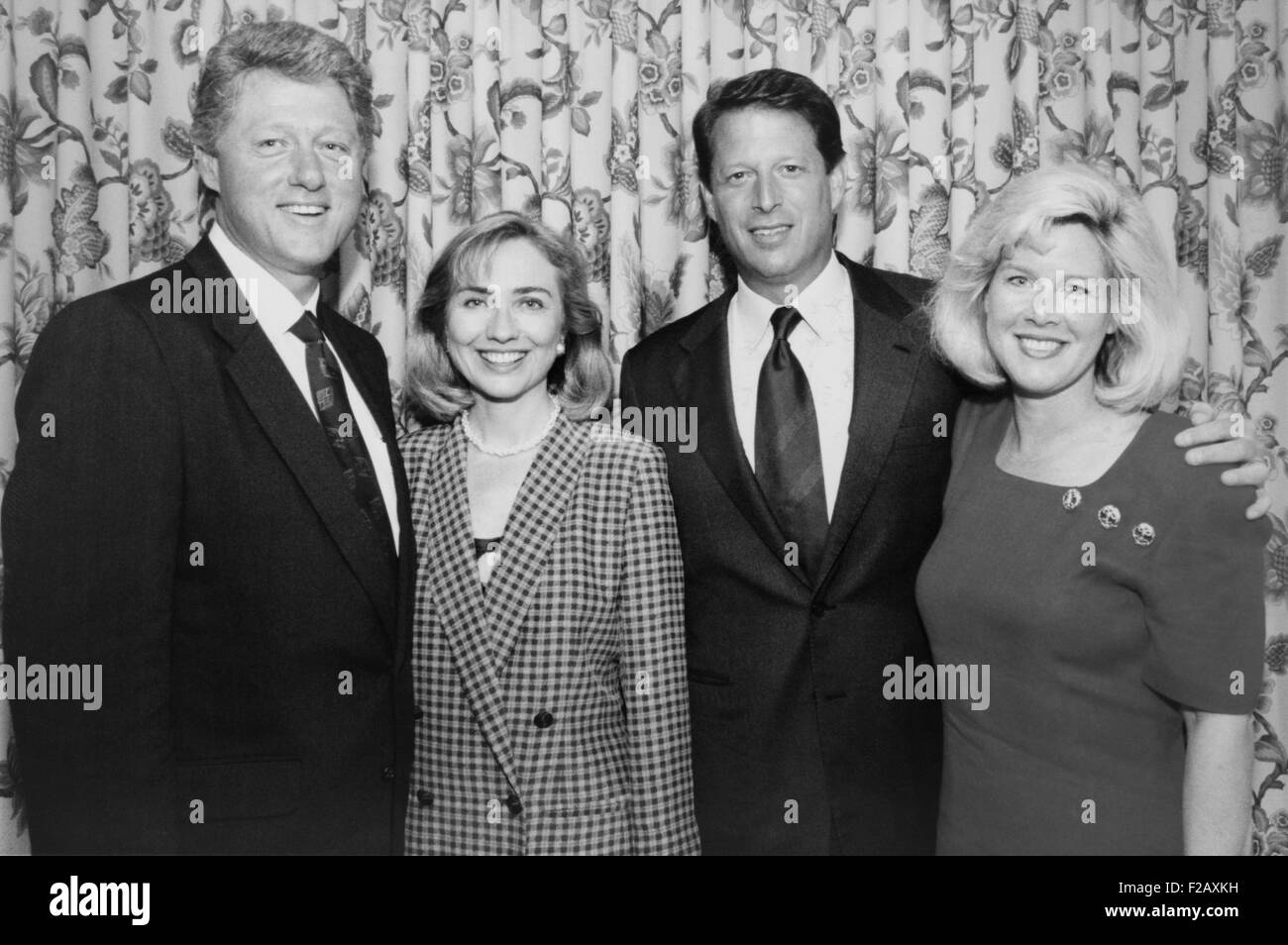 1992 demokratische Kandidaten für Präsidenten und Vizepräsidenten mit ihren Ehefrauen. L-r: Zukunft Präsident Bill und Hillary Clinton; Zukunft-Vize-Präsident Albert Gore, Jr. und Tipper Gore. (BSLOC 2015 2 184) Stockfoto