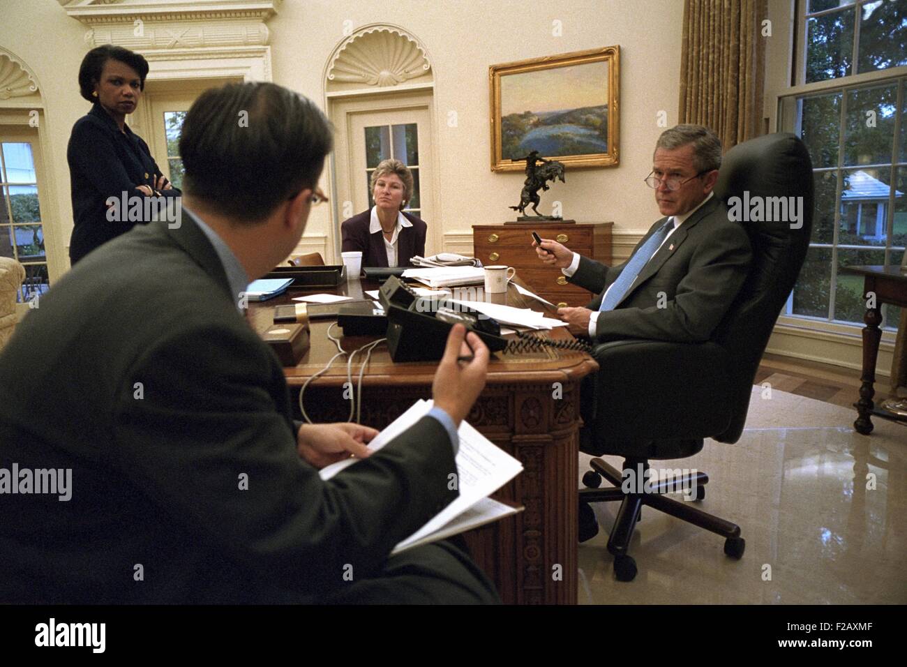 Präsident George W. Bush für seine 20. September 2001 Rede zu einer gemeinsamen Sitzung des Kongresses vorbereiten. Mit Bush 43 ist National Security Adviser Condoleezza Rice, Redenschreiber Mike Gerson und Presidential Ratgeber Karen Hughes. (BSLOC 2015 2 163) Stockfoto