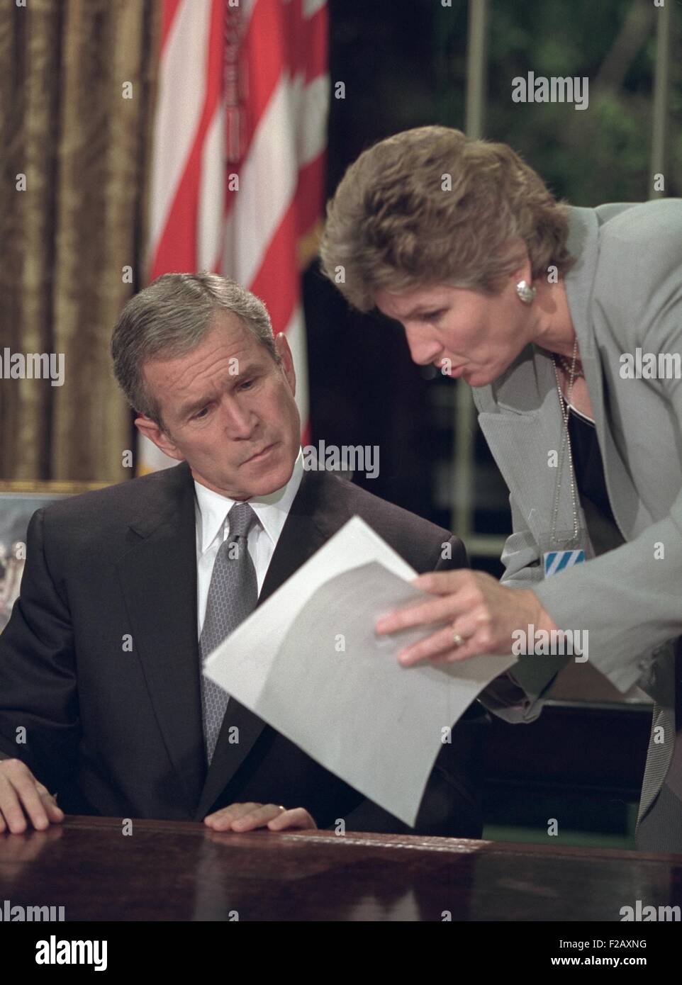 Präsident George W. Bush Bewertungen Notizen mit Karen Hughes vor dem sprechen aus dem Oval Office. Er sprach 12 Stunden nach dem 9 / 11 Stockfoto