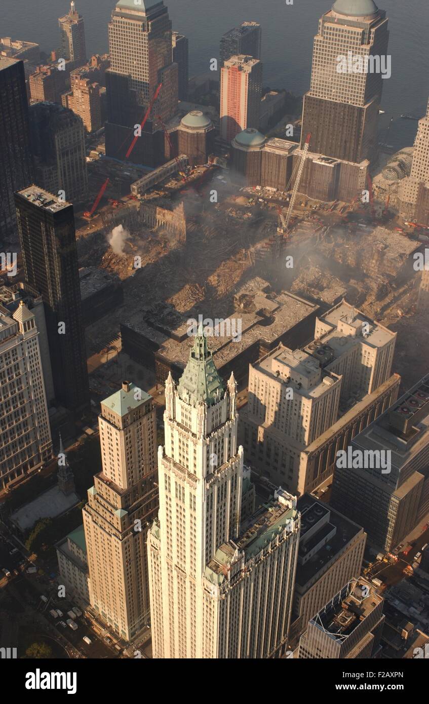Luftaufnahme von Ground Zero aus dem Nordosten mit dem Woolworth Building, 4. Oktober 2001. World Trade Center in New York City, nach dem 11. September 2001 Terroranschläge. (BSLOC 2015 2 112) Stockfoto