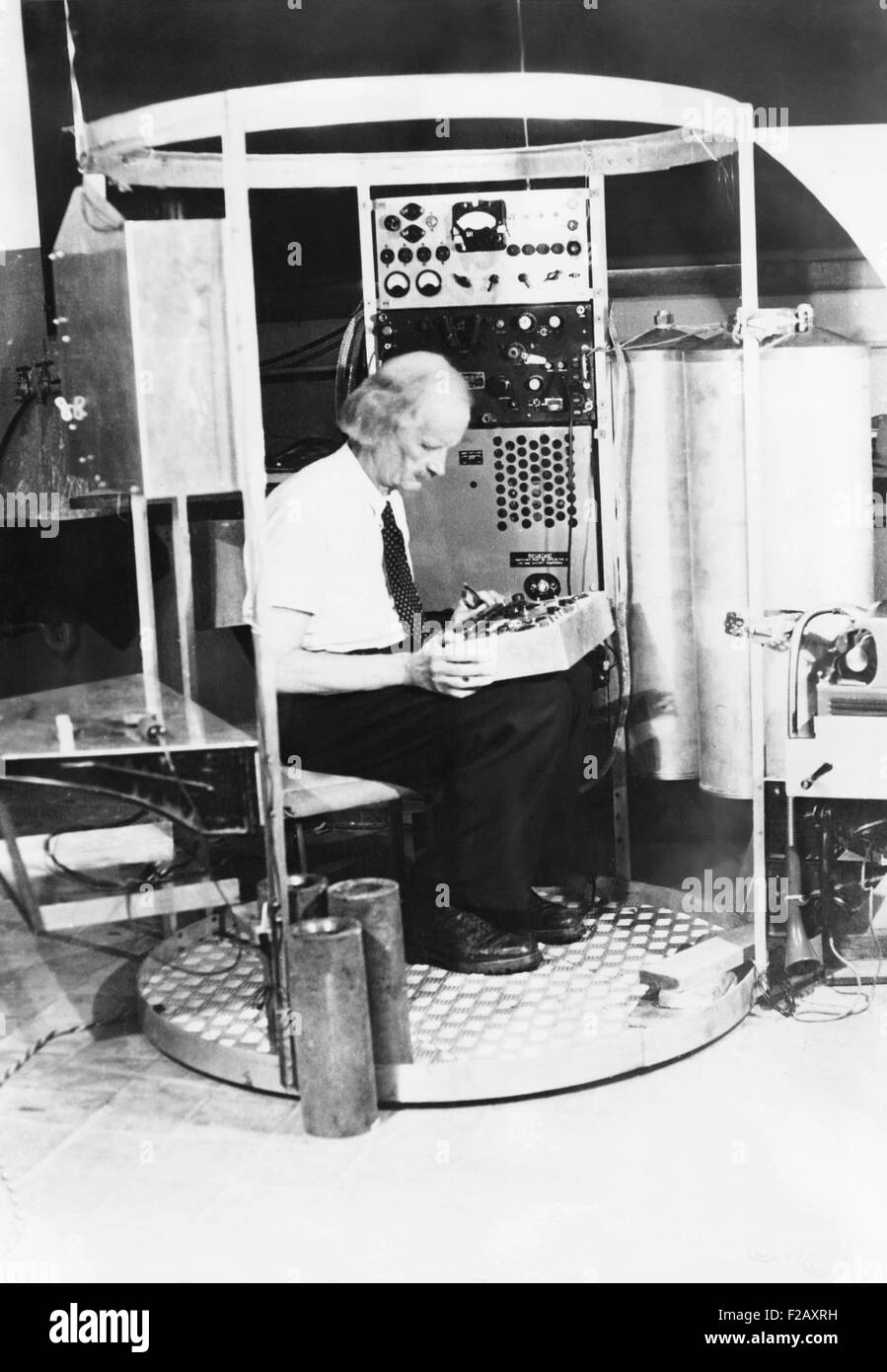 Auguste Piccard im "Käfig" von seinem Bathyscaph mit Instrumenten, die er auf dem Meeresgrund verwenden wird. 22. August 1947. Die Blase-förmige Cockpit, das normalem Luftdruck für eine Person im Inneren der Kapsel beibehalten, auch wenn der Wasserdruck außerhalb 6.700 Pfund pro Quadratzoll erhöht. (CSU 2015 9 992) Stockfoto