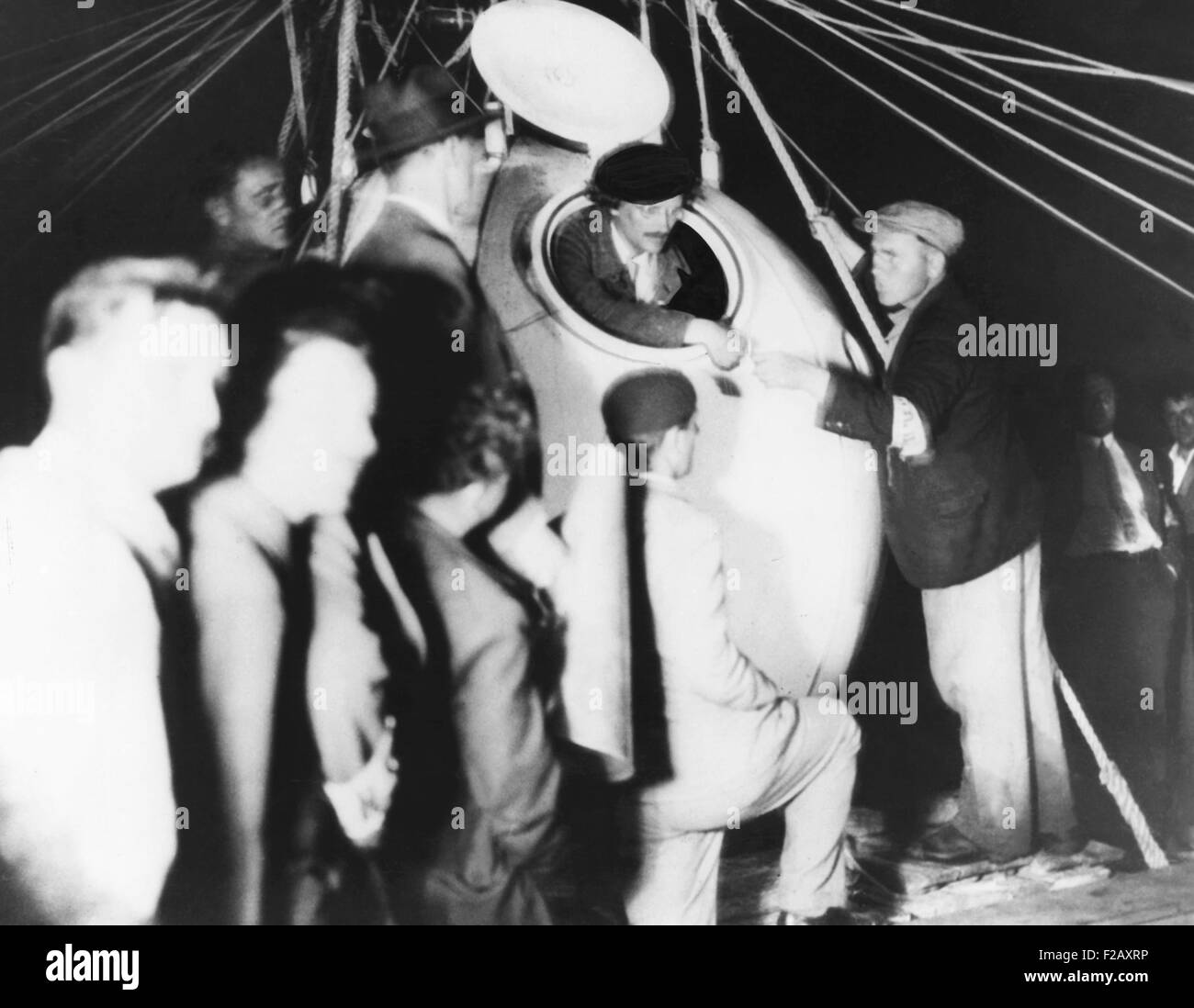 Auguste Piccard im Inneren der "Gondel", die ihn am 18. August 1932 in die Stratosphäre befördert. Befestigt eine Wasserstoff-gefüllten Ballon, es hob die beiliegenden Auguste Piccard und Max Cosyns in der Höhe von 53.153 Fuß. Es startete aus Dübendorf, Schweiz. (CSU 2015 9 987) Stockfoto