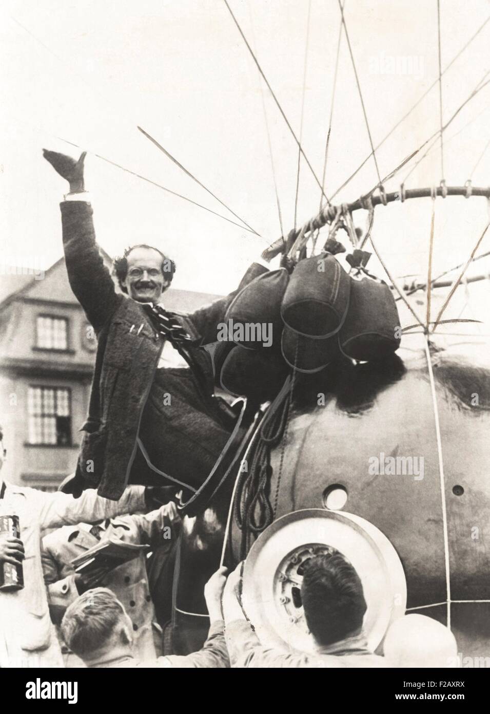 Auguste Piccard "Wellenlinien" als er in die kugelförmigen Aluminium-Kapsel geklettert. In diesem ersten Versuch, in die Stratosphäre aufsteigen bieten der Ballon nicht genügend Auftrieb. Am 27. Mai 1931 gelungen, ein neu gestalteter Ballon. (CSU 2015 9 984) Stockfoto