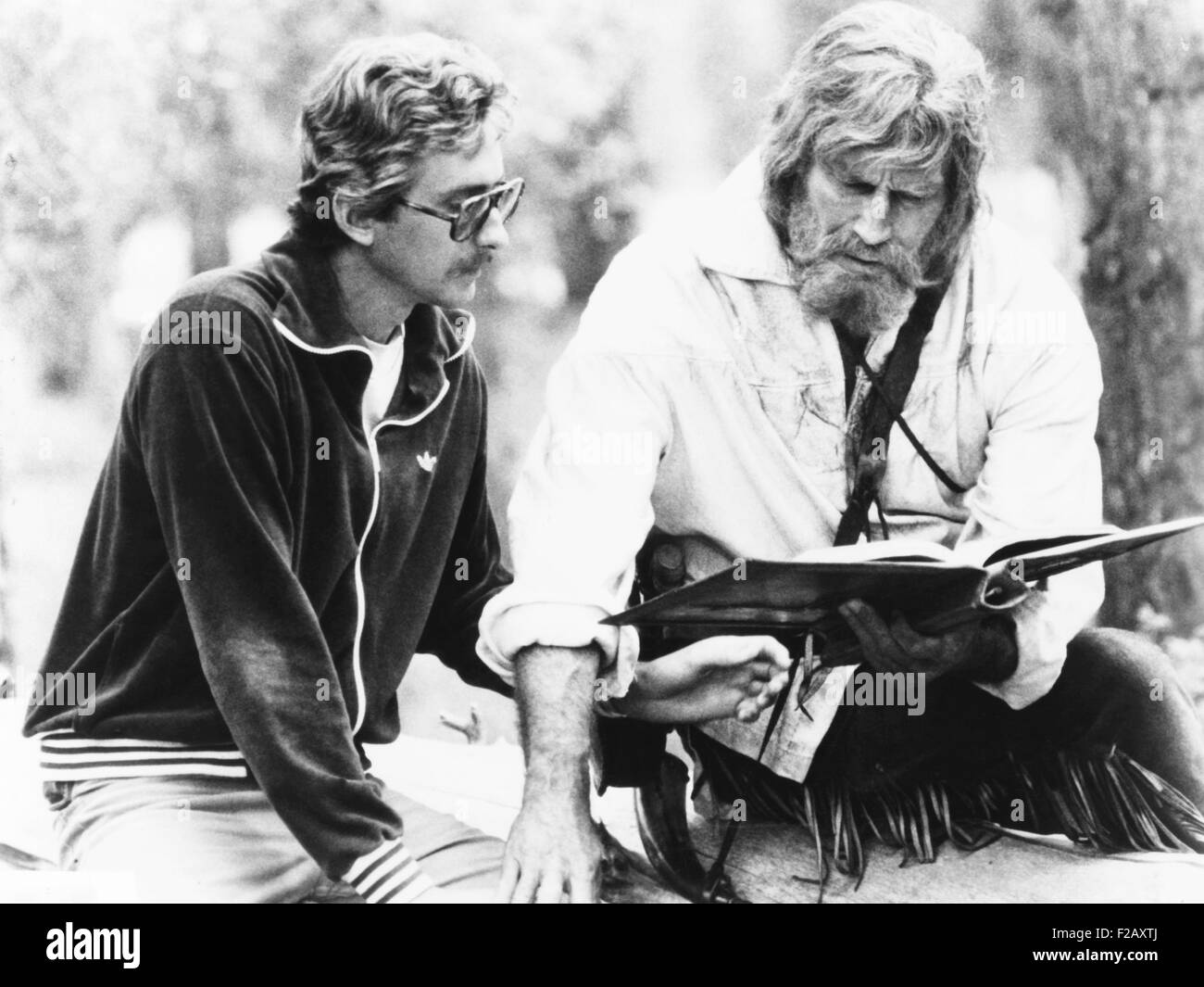Drehbuchautor Fraser Clark Heston (links) beschreibt eine Szene mit seinem Vater, Charlton Heston. Sie waren am Set von Columbia Bilder THE MOUNTAIN MEN, die Fraser schrieb. 1980. (CSU 2015 9 966) Stockfoto