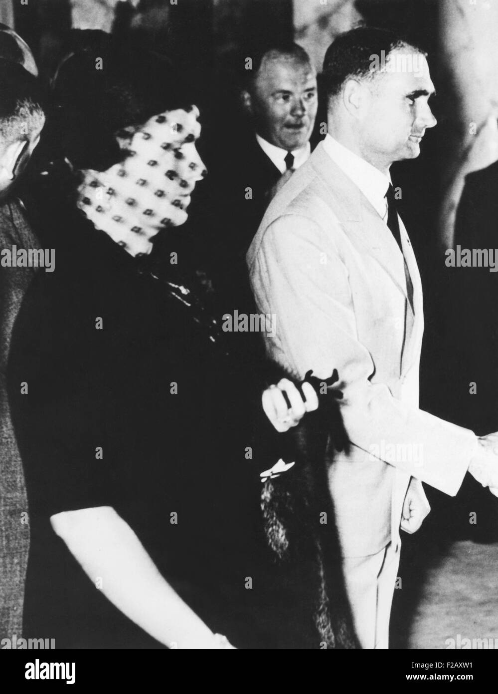Rudolf Hess mit seiner Frau Ilse Pröhl Hess, vor seiner Solo-Flug nach Großbritannien, am 10. Mai 1941. Sie suchte Erlaubnis, ihn in zu begleiten, aber wurde von den Alliierten abgelehnt. (CSU 2015 9 957) Stockfoto