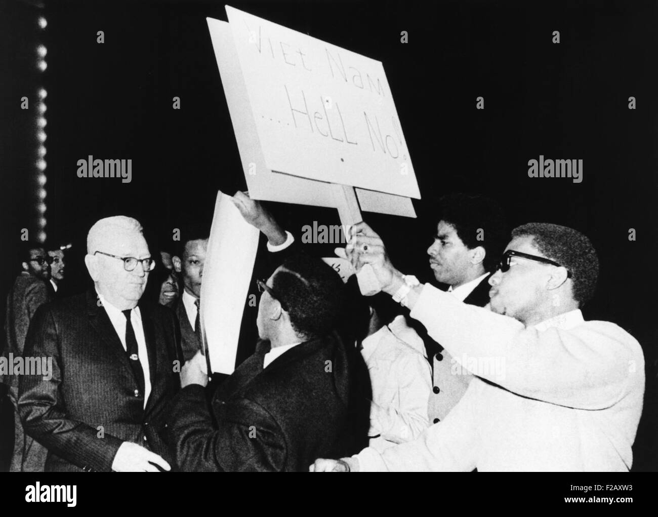 Entwurf-Direktor Louis Hershey angetrieben von der Bühne von Anti-Kriegs-Demonstranten an der Howard University. 21. März 1967. 50 afroamerikanische Studenten umgeben der 73 Jahre alte General Hershey wehenden Anti-Entwurf Plakate. (CSU 2015 9 955) Stockfoto