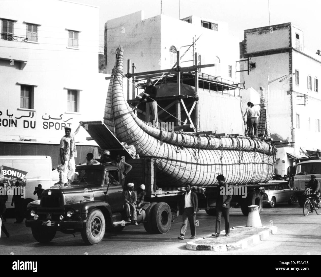 Thor Heyerdahls zweite Papyrus Reed Boot, die "RA II" wird in Hafen von Safi in Marokko gebracht. "RA II" segelte von Safi Hafen am 17. Mai 1970 und Barbados in 57 Tagen erreicht. (CSU 2015 9 947) Stockfoto