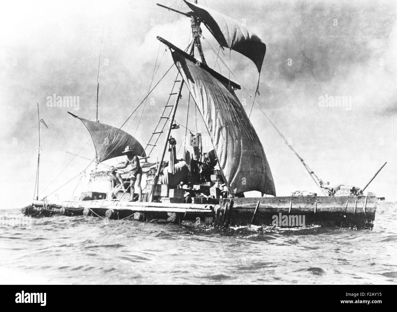 Norweger Thor Heyerdahl Balsaholz Floß "Kon-Tiki", auf den Pazifischen Ozean im Jahr 1947. Kon-Tiki war auch der Titel des Oscar-prämierten Dokumentarfilms Chronik seiner 1947-Abenteuer. (CSU 2015 9 945) Stockfoto Norweger Thor Heyerdahl Balsaholz Floß "Kon-Tiki", auf den Pazifischen Ozean im Jahr 1947. Kon-Tiki war auch der Titel des Oscar-prämierten Dokumentarfilms Chronik seiner 1947-Abenteuer. (CSU 2015 9 945) Stockfoto