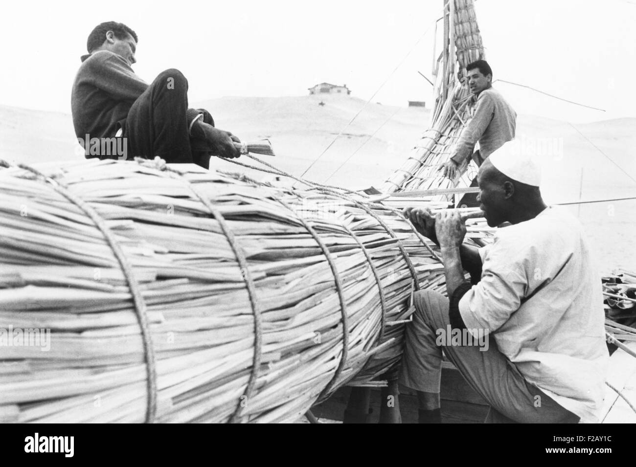 Bootsbauer vom Tschadsee benutzt Papyrus Reed vom See Tana in Äthiopien, um 'RA' zu konstruieren. Mai 1966. Sie arbeiteten auf Thor Heyerdahls Expedition Handwerk in der ägyptischen Wüste in der Nähe der Pyramiden von Gizeh. (CSU 2015 9 938) Stockfoto