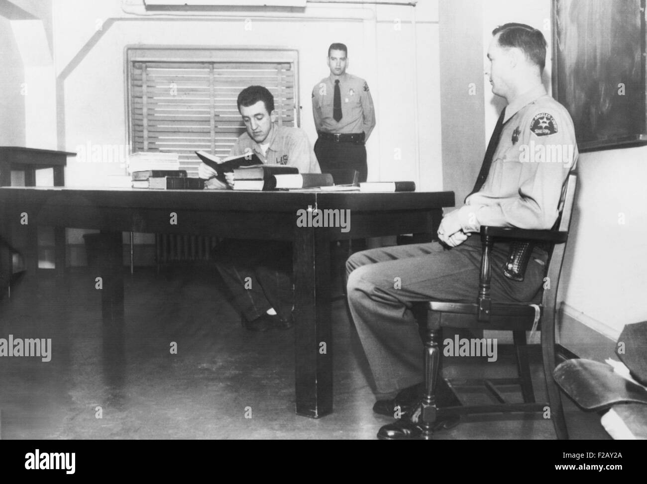 Caryl Chessman, vermieden die Gaskammer für neun Jahre nach seinem 1948 Überzeugung und Verurteilung. Er war unter Bewachung, sein Kabinett als seine eigenen Verteidiger in Los Angeles Hall of Justice. 27. September 1957. (CSU 2015 9 916) Stockfoto