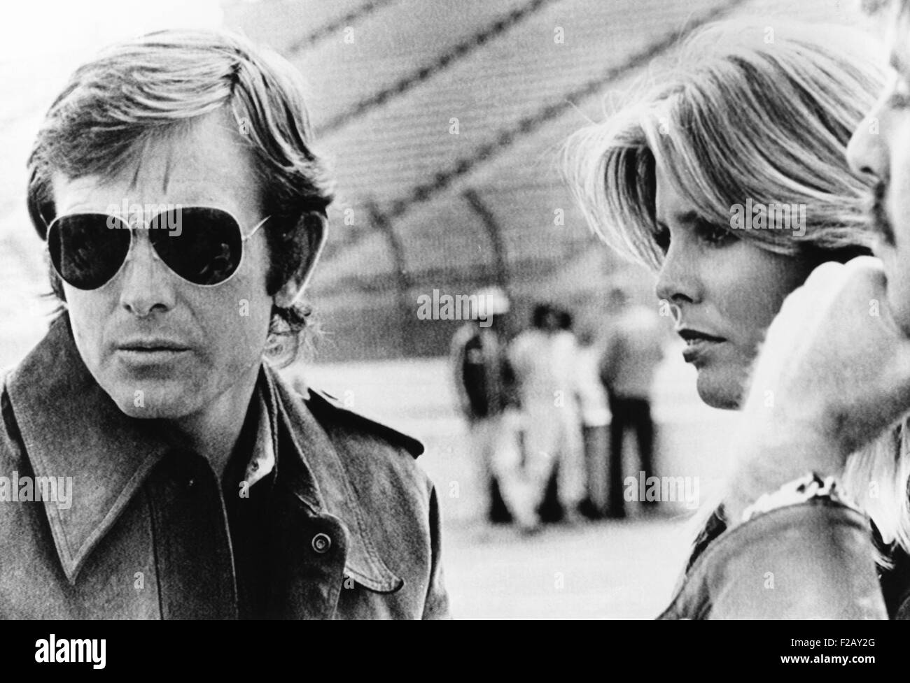 US-amerikanischer Rennfahrer Peter Revson mit Marjorie Wallace auf dem Ontario-Speedway-Modell. 9. März 1974. Die ehemalige Miss World ging das Gerücht um, Revlon Kosmetik Millionär Revson engagiert werden. Weniger als 2 Wochen starb später Revson bei einem Crash in Südafrika. (CSU 2015 9 911) Stockfoto