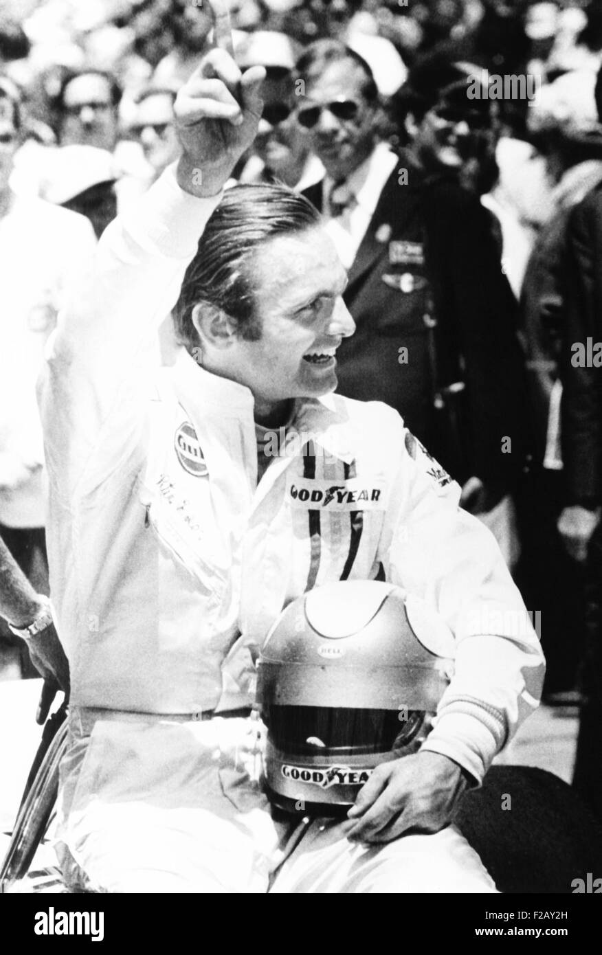 Peter Revson hielt einen Finger, um anzuzeigen, dass er die #1 Pole-Position für Indianapolis 500 gewann. Revson belegte den zweiten nach Al Unser. (CSU 2015 9 910) Stockfoto