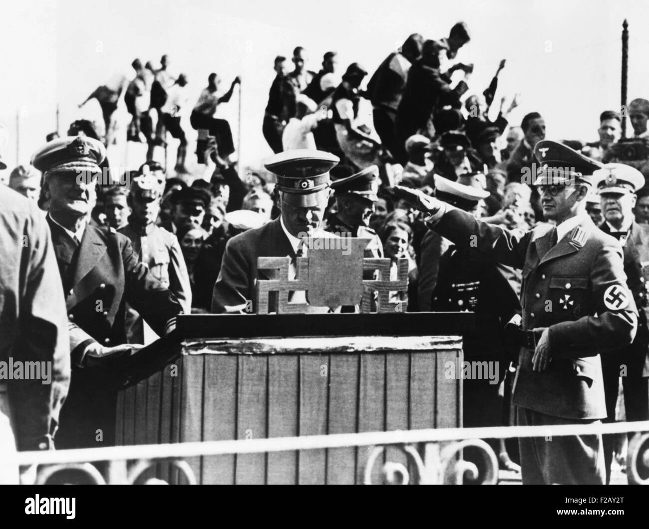 Hitler und ungarische Regent Horthy auf Helgoland-Insel in der Nordsee, 1. September 1938. Adolf Hitler unterzeichnet das Goldene Buch der Stockfoto