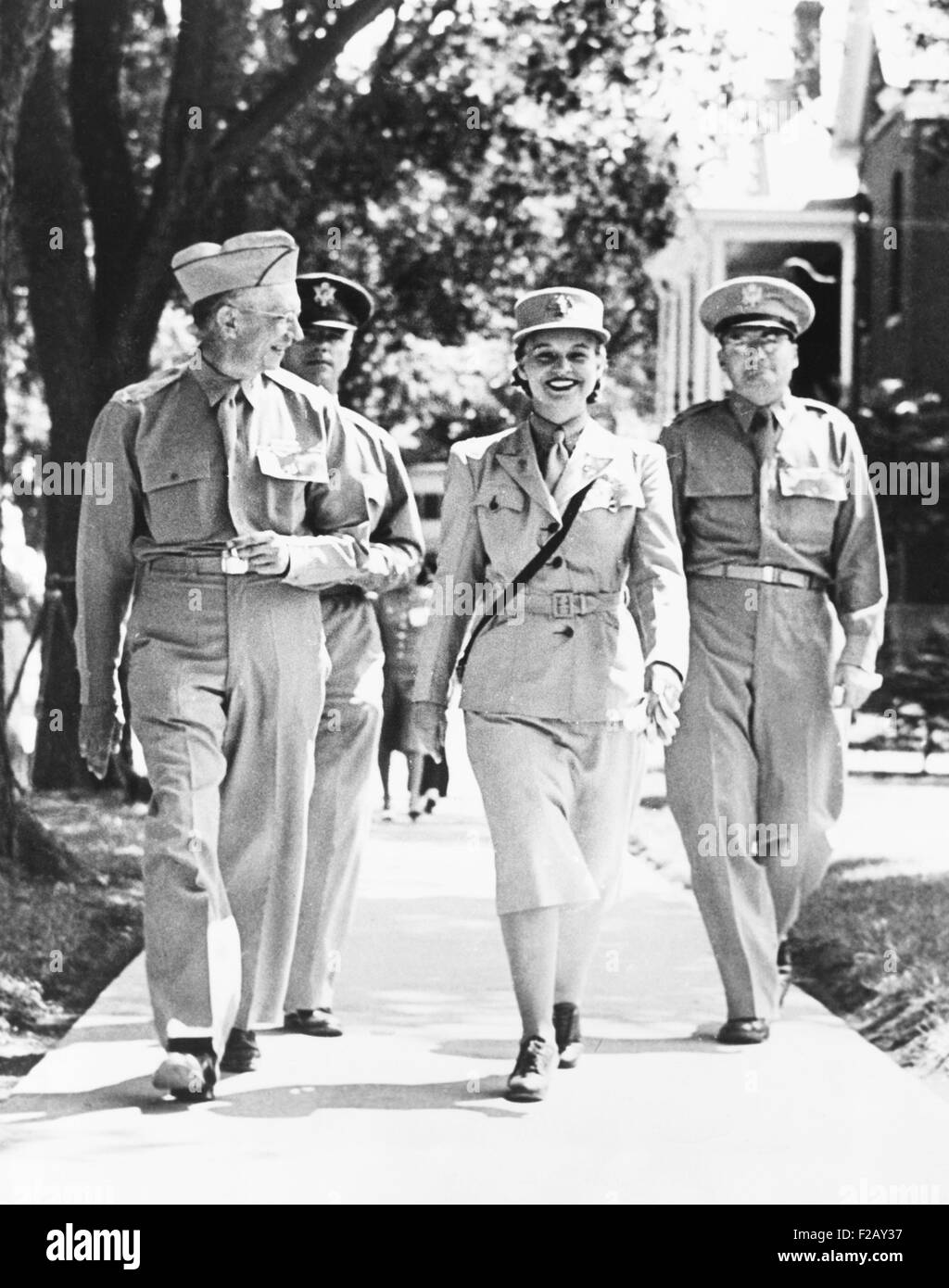 Oveta Culp Hobby, Direktor des Frauen Armee Hilfskorps, im Fort Des Moines. 21. Juli 1942. Sie inspizierte die Frauen mit Oberst Don glauben, Kommandant (links) und Kapitän Van Kennedy. (CSU 2015 9 894) Stockfoto