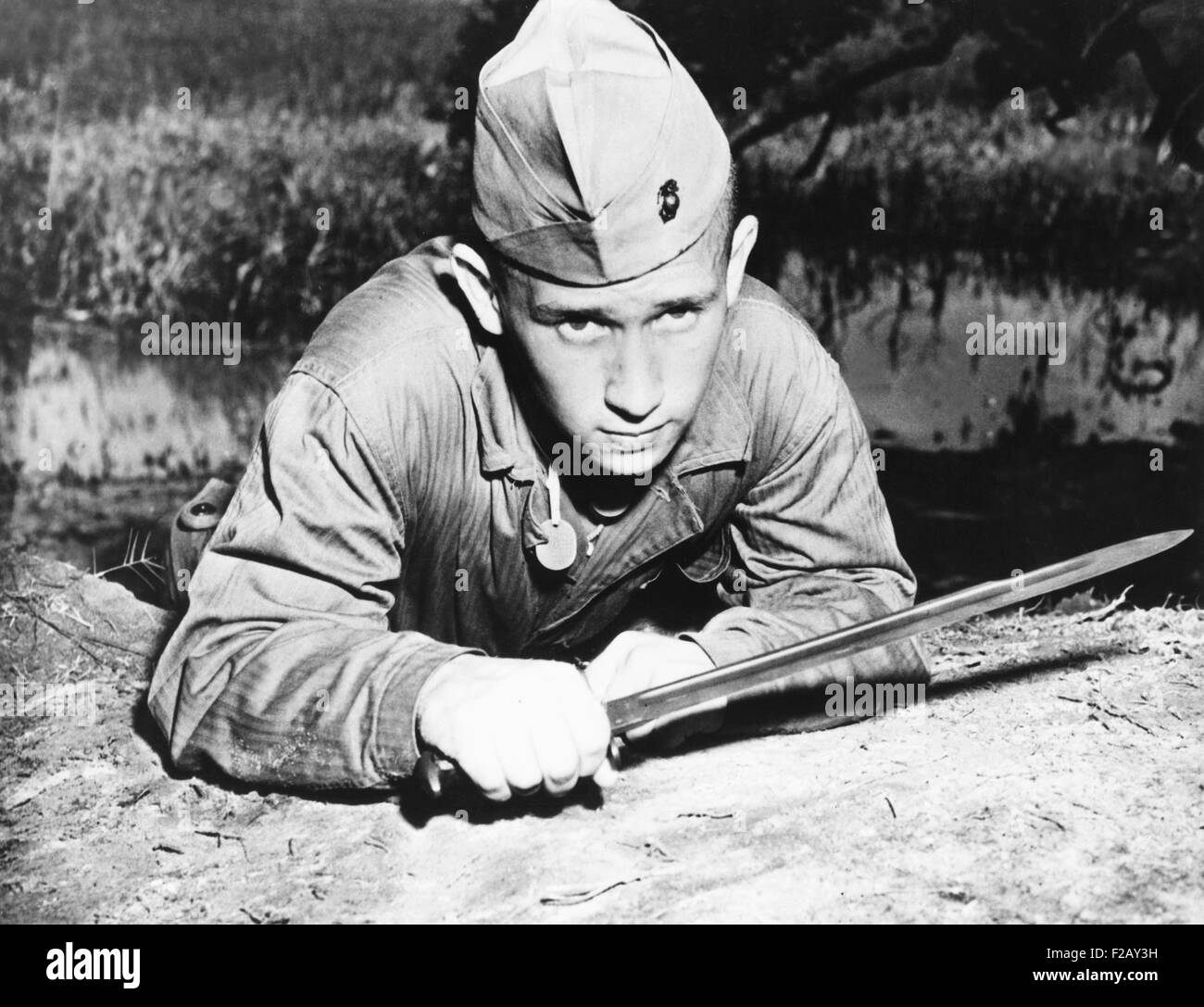 Stephen P. Hopkins, Sohn von Harry Hopkins, in der Grundausbildung auf Parris Island. 12. August 1943. Hopkins links Office Training School, regelmäßige Soldat zu werden, denn er wollte "ins Ausland gehen und was mein Vater für steht sichern." Er wurde bei einem Nachtangriff 2. Februar 1944 in der Marshalls Insel getötet. (CSU 2015 9 883) Stockfoto