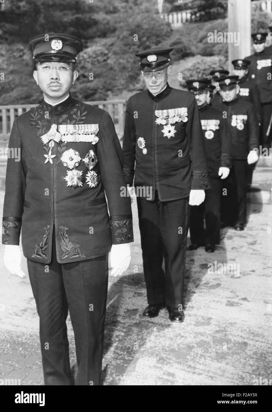 Kaiser Hirohito von Japan, 24. November 1945. Acme News Fotograf, Tom Schaffer, durfte das Foto in einem Abstand von 6 Fuß zu machen, der nächste jeden Fotografen gestattet worden, seine Majestät zu diesem Zeitpunkt. (CSU_2015_9_875) Stockfoto