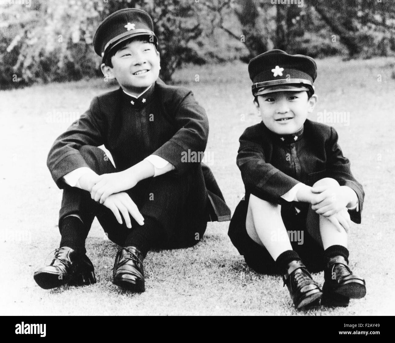 Japans Prinz Hiro (links) und Prinz Aya wo ihre Schuluniformen. 10. April 1972. Hiro war ein Neuling an der Gakushuin Junior High School und Aya war in der ersten Klasse. (CSU 2015 9 866) Stockfoto