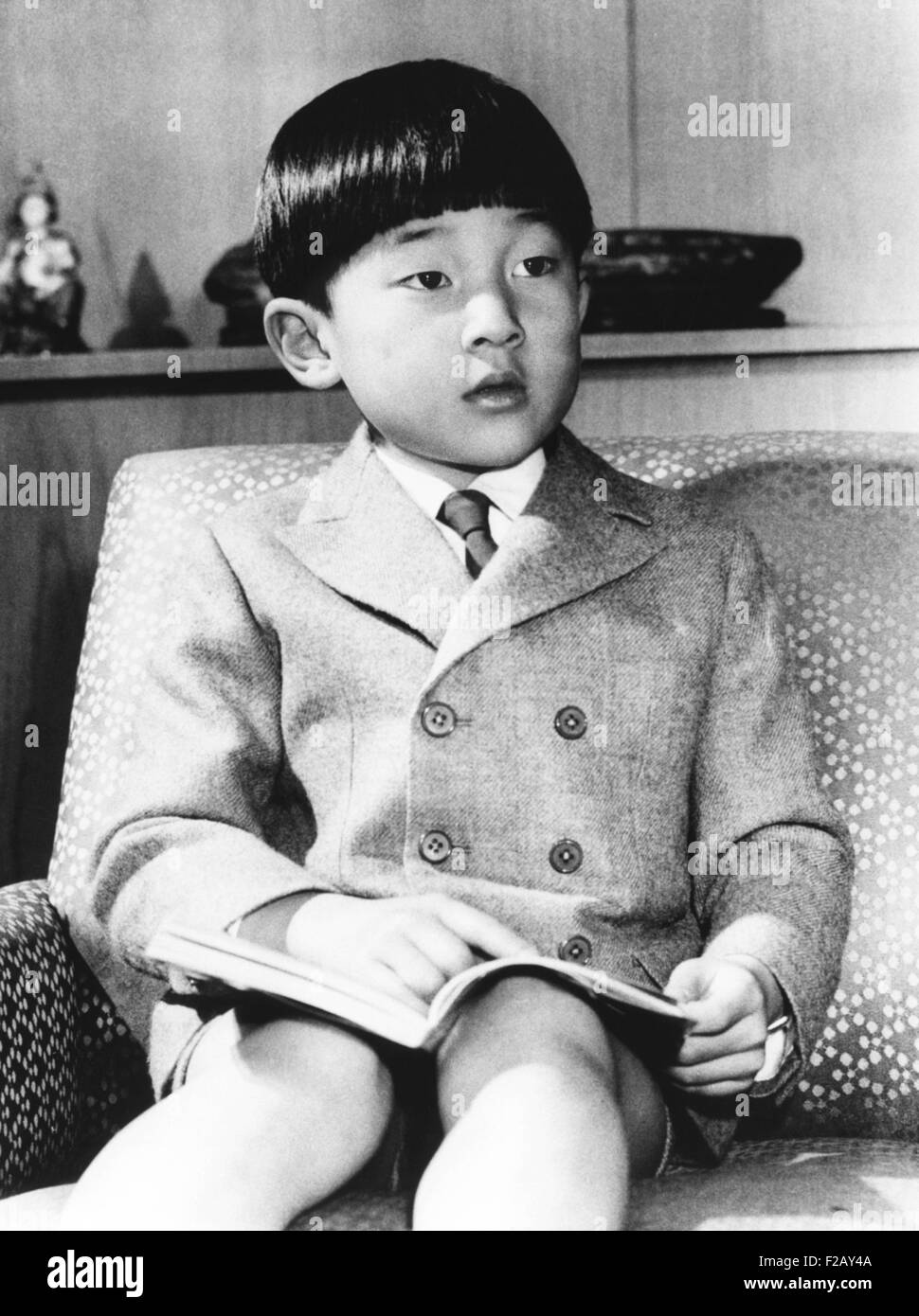 Japans junge Prinz Hiro im Alter von 7, 23. Februar 1967. Der erste Sohn von Kronprinz Akihito und Michiko Prinzessin liest ein Buch in seinem Zimmer im Tōgu-Palast. (CSU_2015_9_865) Stockfoto