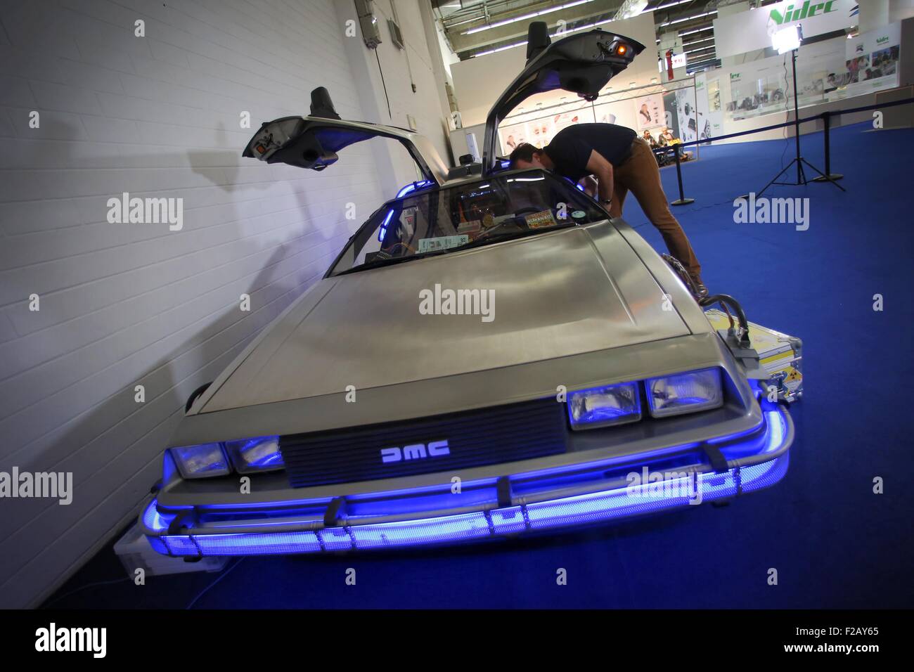 Frankfurt am Main, Deutschland. 15. September 2015. Neben einem kleinen Foto steht stand eine original DeLorean Motor Company (DMC) 12 aus dem Film "Back to the Future", die von den Universal Studios, auf der Internationalen Automobilausstellung IAA in Frankfurt/Main, 15. September 2015 wieder aufgebaut wurde. Rund 1.000 Aussteller aus 40 Ländern präsentieren ihre neuesten Produkte auf der weltweit führenden motor Show, die vom 17. bis 27. September 2015 läuft. Foto: FREDRIK VON ERICHSEN/Dpa/Alamy Live-Nachrichten Stockfoto