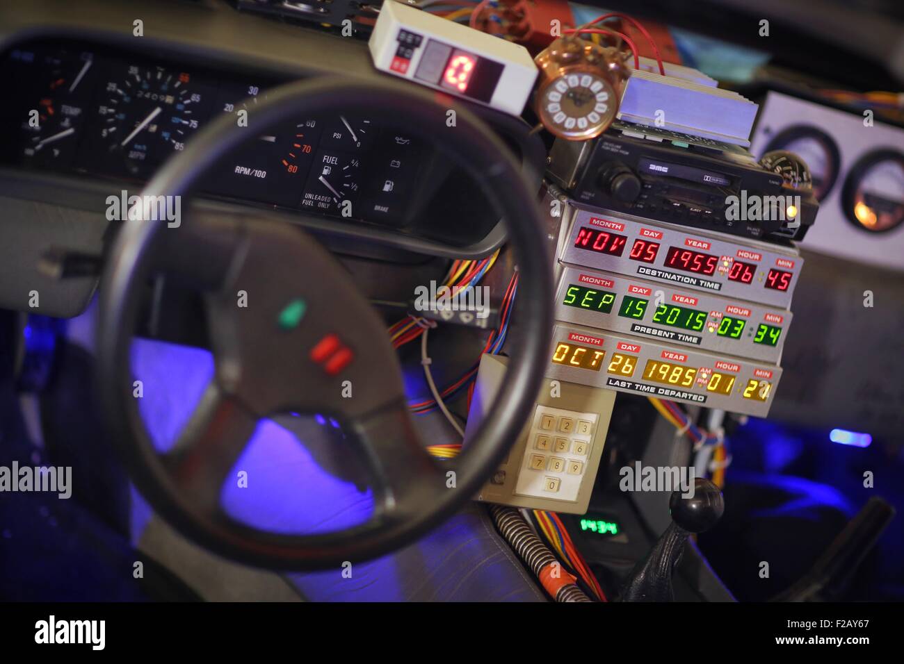 Frankfurt am Main, Deutschland. 15. September 2015. Bei einem kleinen Foto steht stand eine original DeLorean Motor Company (DMC) 12 aus dem Film "Back to the Future", die von den Universal Studios, auf der Internationalen Automobilausstellung IAA in Frankfurt/Main, 15. September 2015 wieder aufgebaut wurde. Rund 1.000 Aussteller aus 40 Ländern präsentieren ihre neuesten Produkte auf der weltweit führenden motor Show, die vom 17. bis 27. September 2015 läuft. Foto: FREDRIK VON ERICHSEN/Dpa/Alamy Live-Nachrichten Stockfoto