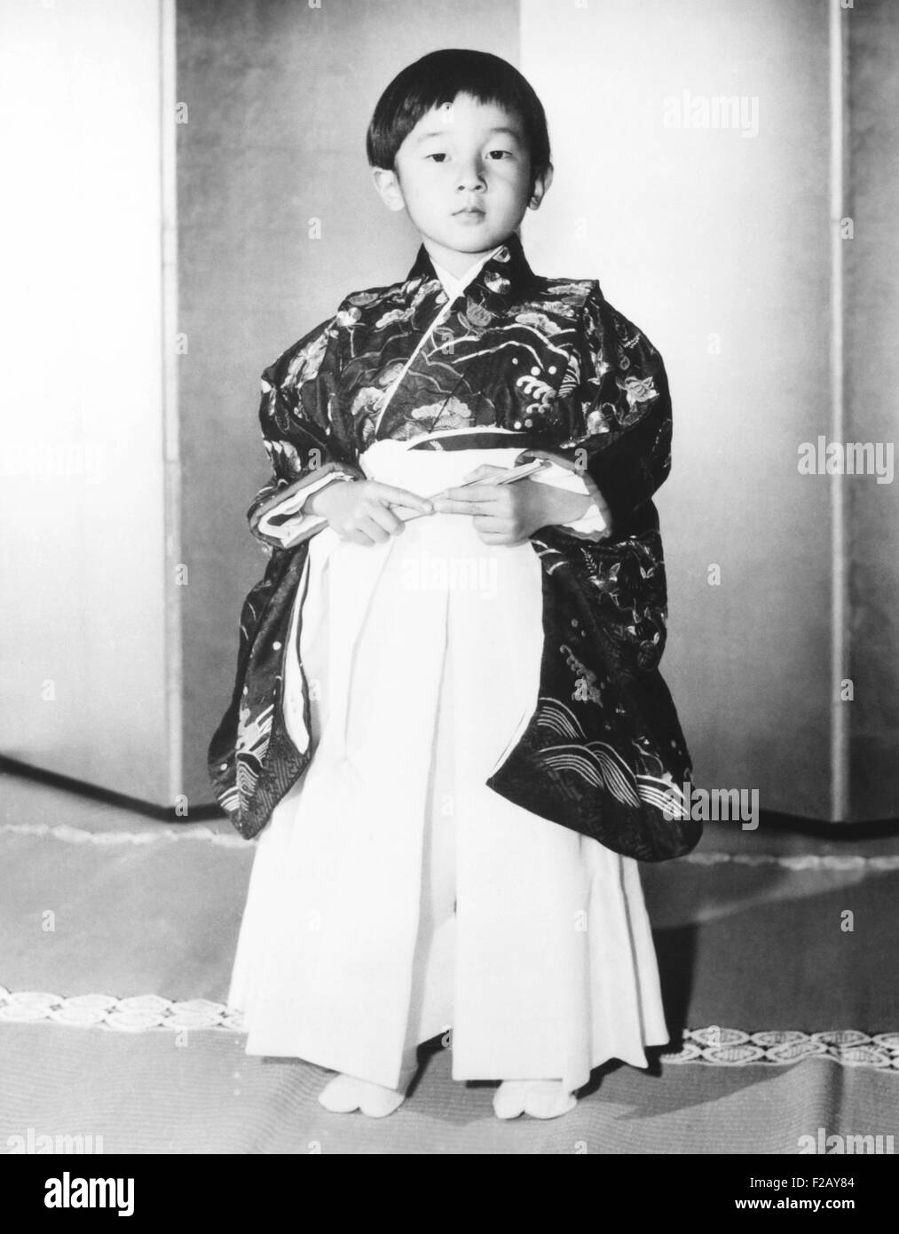 Prinz Hiro, 4 Jahre alten Sohn von Japans Kronprinz Akihito und Michiko Kronprinzessin. Er trägt einen Hakama, einem traditionellen geteilten Rock für eine Zeremonie im Tōgu-Palast in Tokio. 5. November 1964. (CSU 2015 9 862) Stockfoto