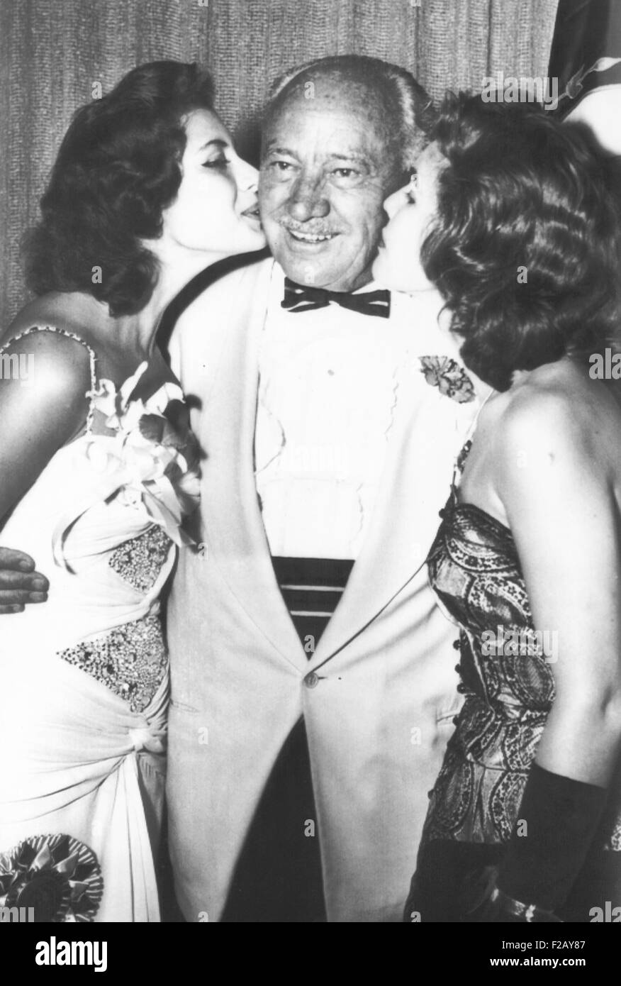 Conrad Hilton ist von Miss Universe Gladys Zender (links) und der Läufer sich geküsst. 22. Juli 1957. Hilton war Gastgeber einer Dinner-Party und Tanz in seinem Hotel für viele der Miss Universe Teilnehmer. (CSU 2015 9 859) Stockfoto