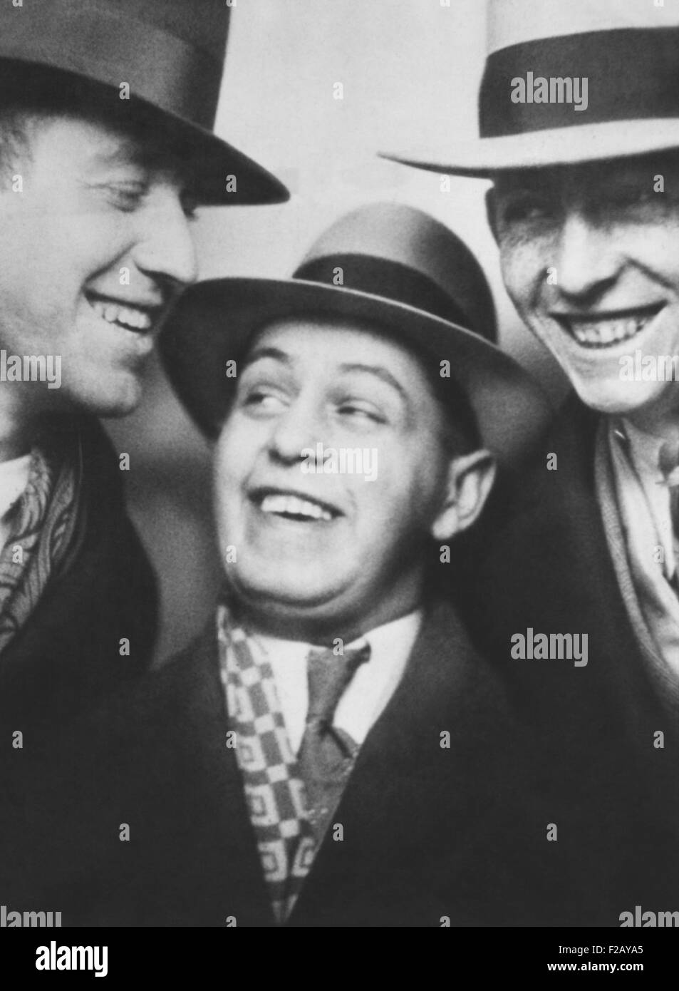 Isador Fisch (rechts), war eine Schlüsselfigur in Lindbergh Baby Entführer, Bruno Hauptmann Alibi. Hauptmann behauptete, er erhielt das Lindbergh Lösegeld Fisch, bevor er ins Deutsche gereist, wo er im März 1934 an Tuberkulose starb. Im Foto, L-r: Henry Uhlig, nicht identifizierte, Isador Fisch. (CSU 2015 9 822) Stockfoto