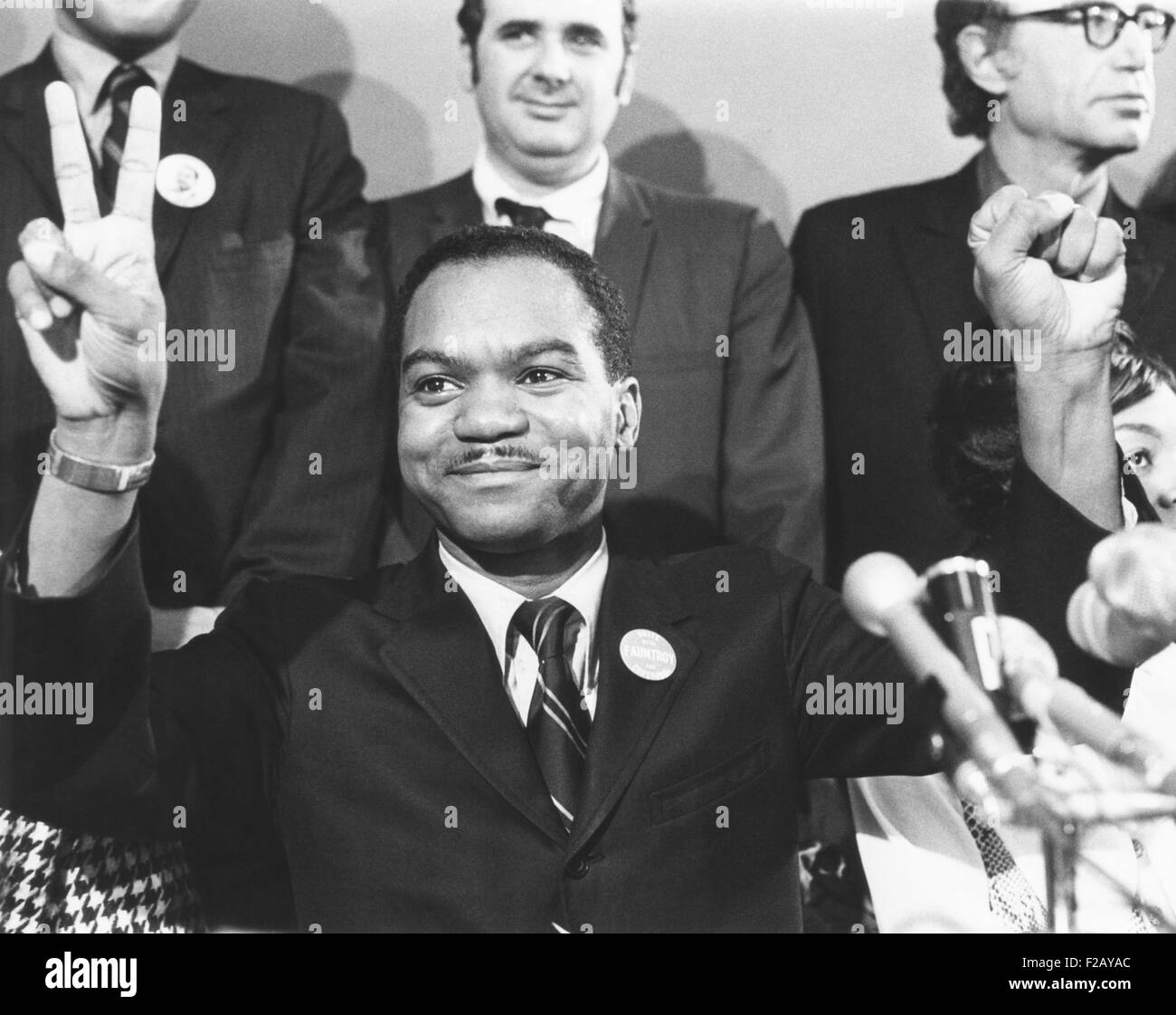 Pfr. Walter Fauntroy gab eine "V" für Victory-Zeichen nach Washington, D.C. Vorwahlen zu gewinnen. 13. Januar 1971. Zwei Monate später gewann er die Wahl zum US-Repräsentantenhaus als nicht stimmberechtigte Delegierte. (CSU 2015 9 816) Stockfoto