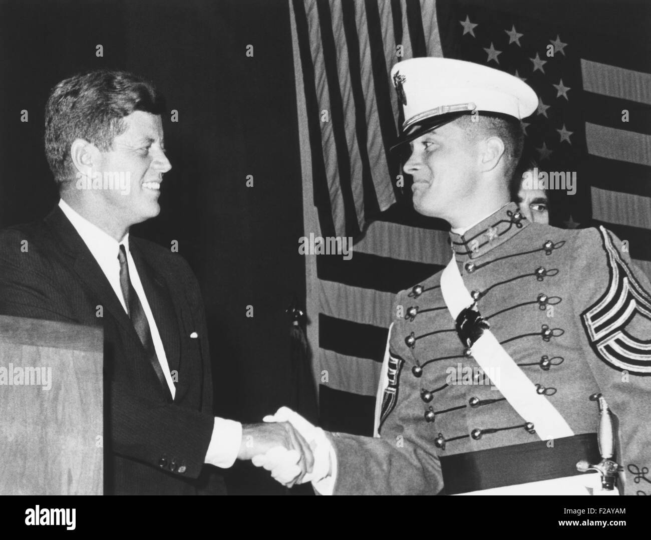 Präsident Kennedy schüttelt Hände mit jüngsterer Sohn John H. Fagan Jr. in West Point. Fagan hieß die No. 1-Mann in General Order of Merit in der Militärakademie Abschlussklasse des Jahres 1962. (CSU 2015 9 810) Stockfoto