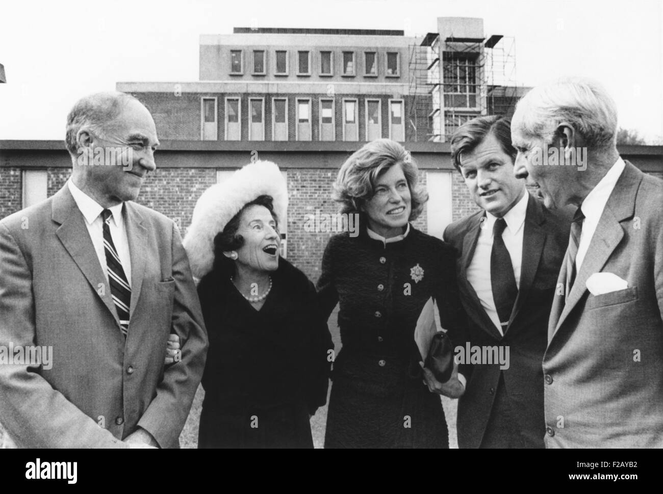 Kennedy-Familie an Waltham Massachusetts für Engagement des Instituts Eunice Kennedy Shriver. 14. Oktober 1970. Das Institut führte Forschung und klinische Bewertung von geistig Behinderten. L-r: Dr. Raymond D. Adams, Richt. Des Zentrums; Rose Kennedy; Eunice Kennedy Shriver; Senator Edward Kennedy; und David G. Crockett, Associate Richt. Massachusetts General Hospital. (CSU 2015 9 801) Stockfoto