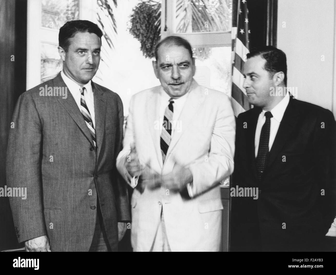 Gouverneur Luis Munoz Marin von Puerto Rico (Mitte) bespricht das Peace Corps mit Sargent Shriver. 11. Juli 1961. Auf der linken Seite ist Rafael Sancho Bonet, Peace Corps Vertreter in Puerto Rico. (CSU 2015 9 802) Stockfoto