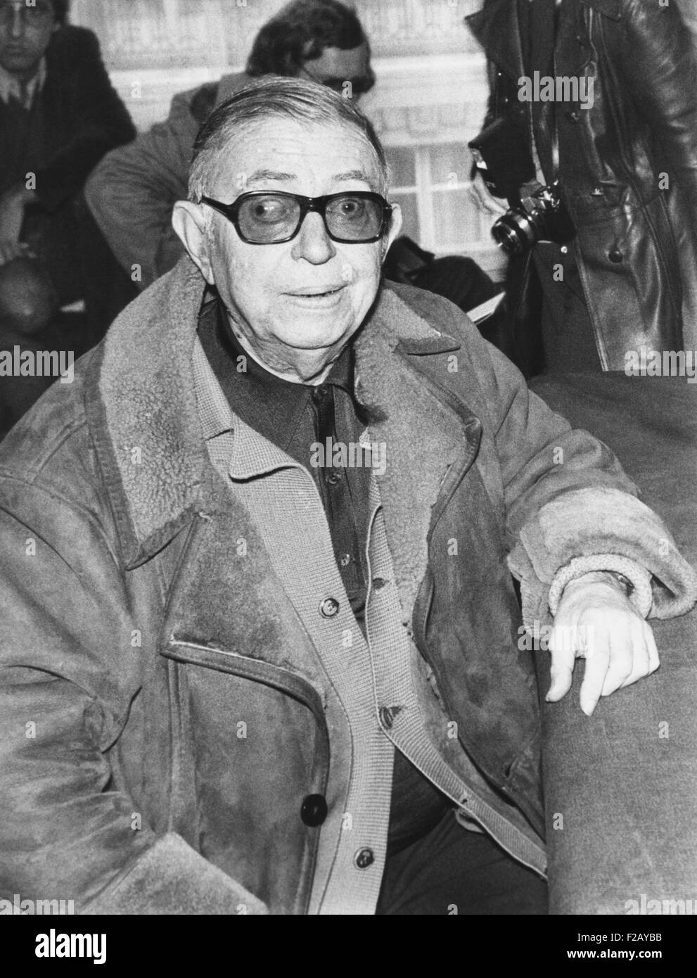Jean Paul Sartre auf einer Pressekonferenz in Paris am 10. Dezember 1974. Sartre war der erste Nobelpreisträger, freiwillig den Preis im Jahre 1964, abzulehnen, weil "ein Schriftsteller nicht erlauben sich selbst in einer Institution verwandelt werden sollte". Er weigerte sich auch der Ehrenlegion im Jahre 1945. (CSU 2015 9 794) Stockfoto