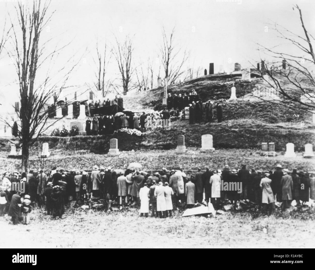 Calvin Coolidge wurde 30. Präsident der Vereinigten Staaten bestattet am 7. Januar 1933. Mrs Coolidge wurde von der Leinwand Windschutz in der Nähe des Grabes geschützt. Plymouth, Vermont. (CSU 2015 9 793) Stockfoto