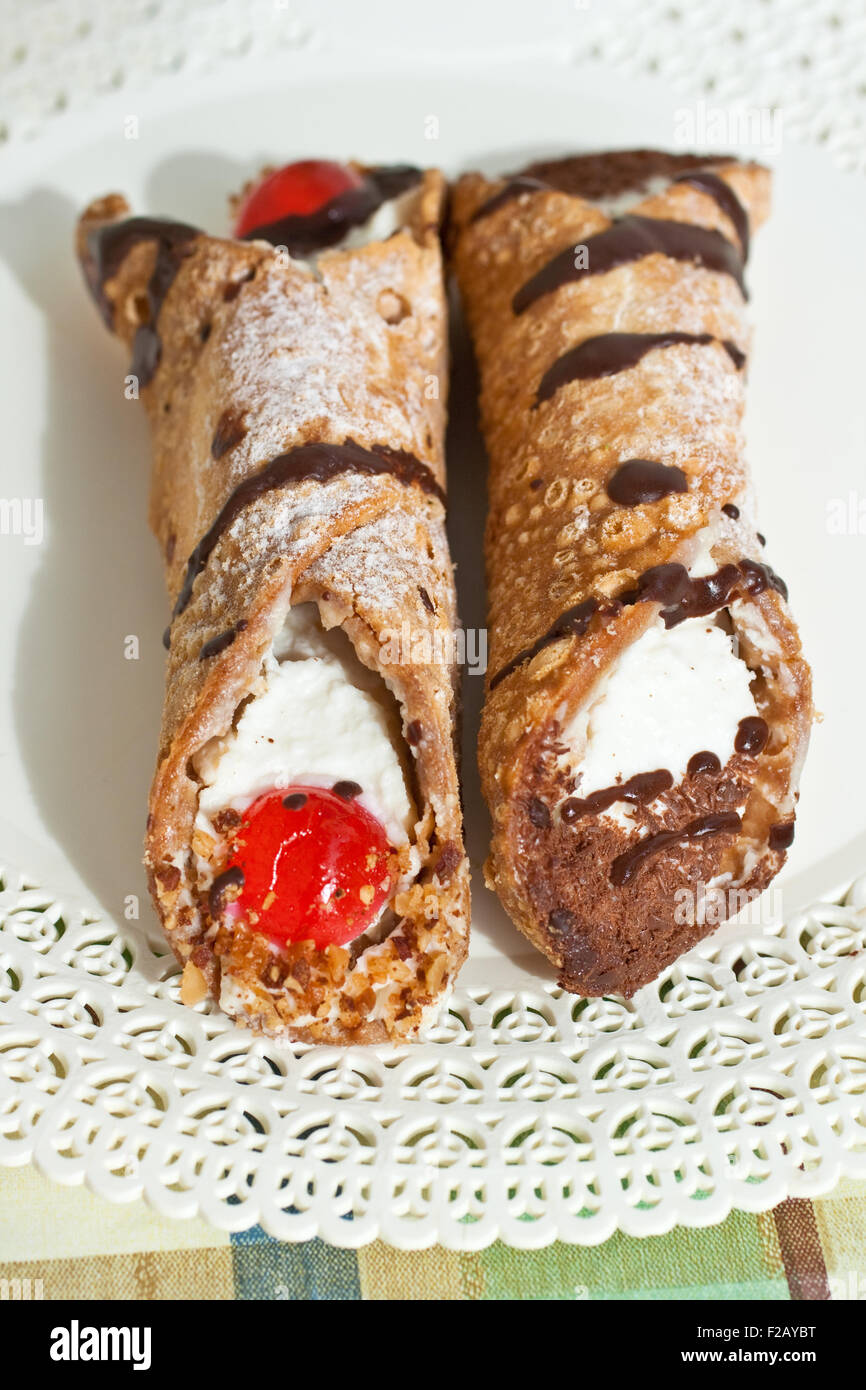 Cannoli Siciliani - sizilianische Gebäck auf einem Teller Stockfoto