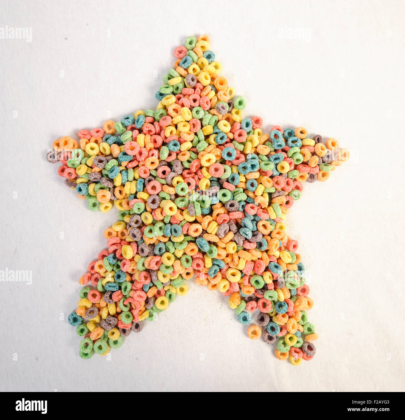 Form eines Sterns mit Getreide Froot Loops-Forma de Una Estrella con Getreidearten Froot Loops Stockfoto
