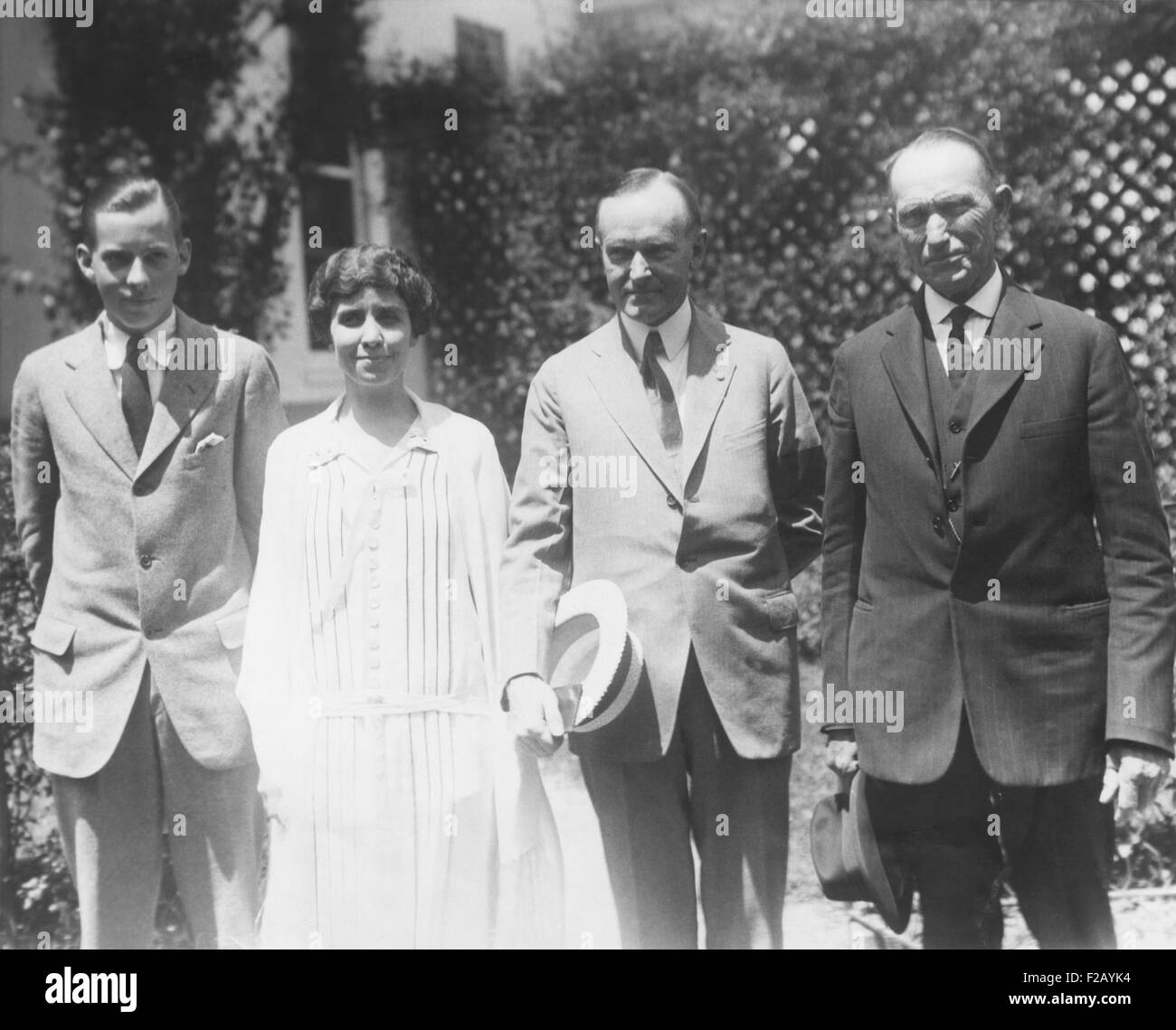Coolidge-Familie auf dem Rasen des weißen Hauses kurz nach dem Tod des 16-jährigen von Calvin Coolidge, Jr. L-r: John Coolidge, Jr..; First Lady Grace Coolidge; der Präsident; Der Präsident Vater, der John Coolidge. (CSU 2015 9 780) Stockfoto