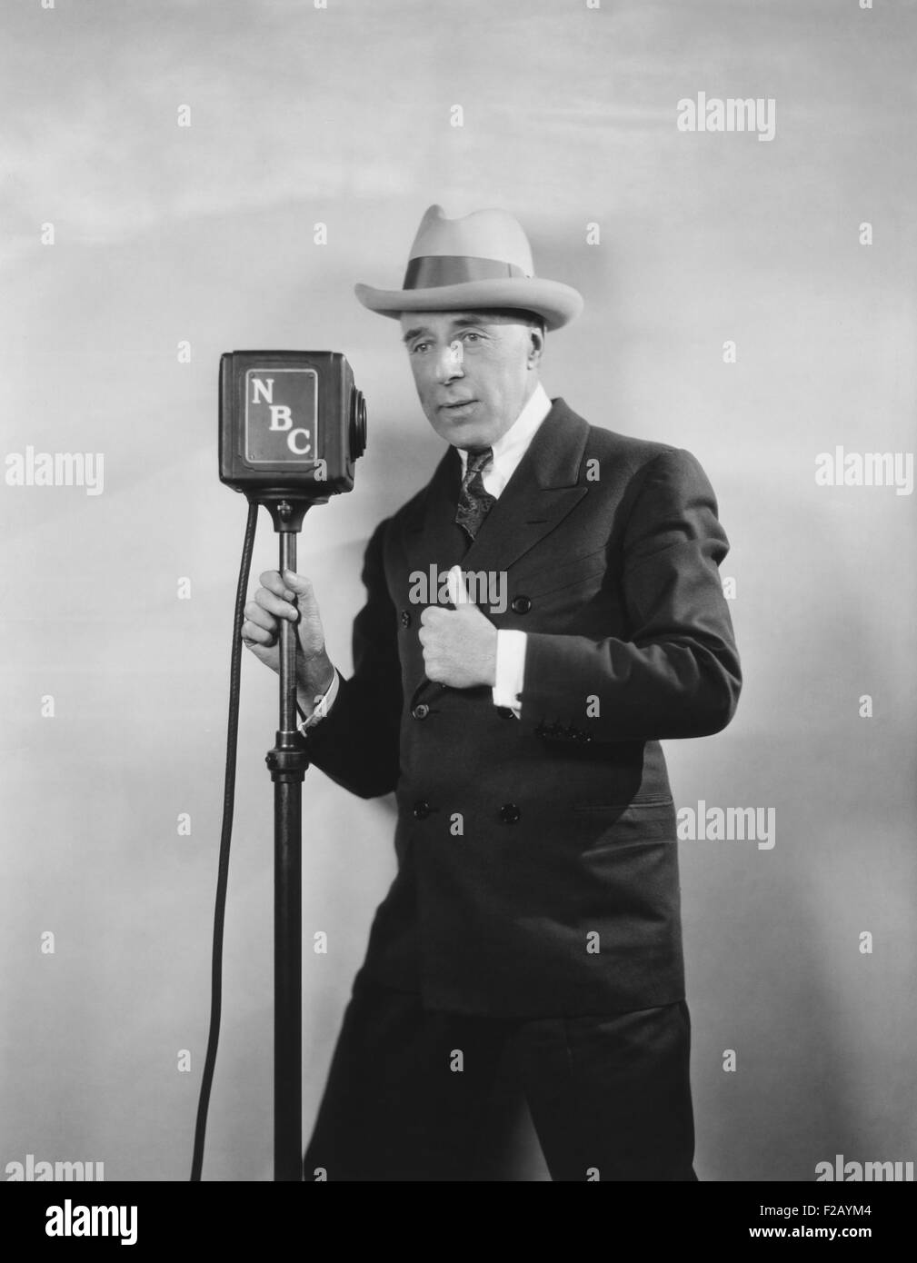 Legendäre Film Regisseur D. W. Griffith Rundfunk, "D. W. Griffith Hollywood." Ca. 1930. Das NBC-Radio-Programm wurde eine Überprüfung seines Lebens und der Geschichte von Hollywood. Der Meister Stummfilm-Regisseur von den 1910er und 1920er arbeitete nur wenige Filme nach 1925. 1936 erhielt er einen spezielle Oscar von der Akademie der Bewegung Abbildung Künste. (CSU 2015 9 756) Stockfoto