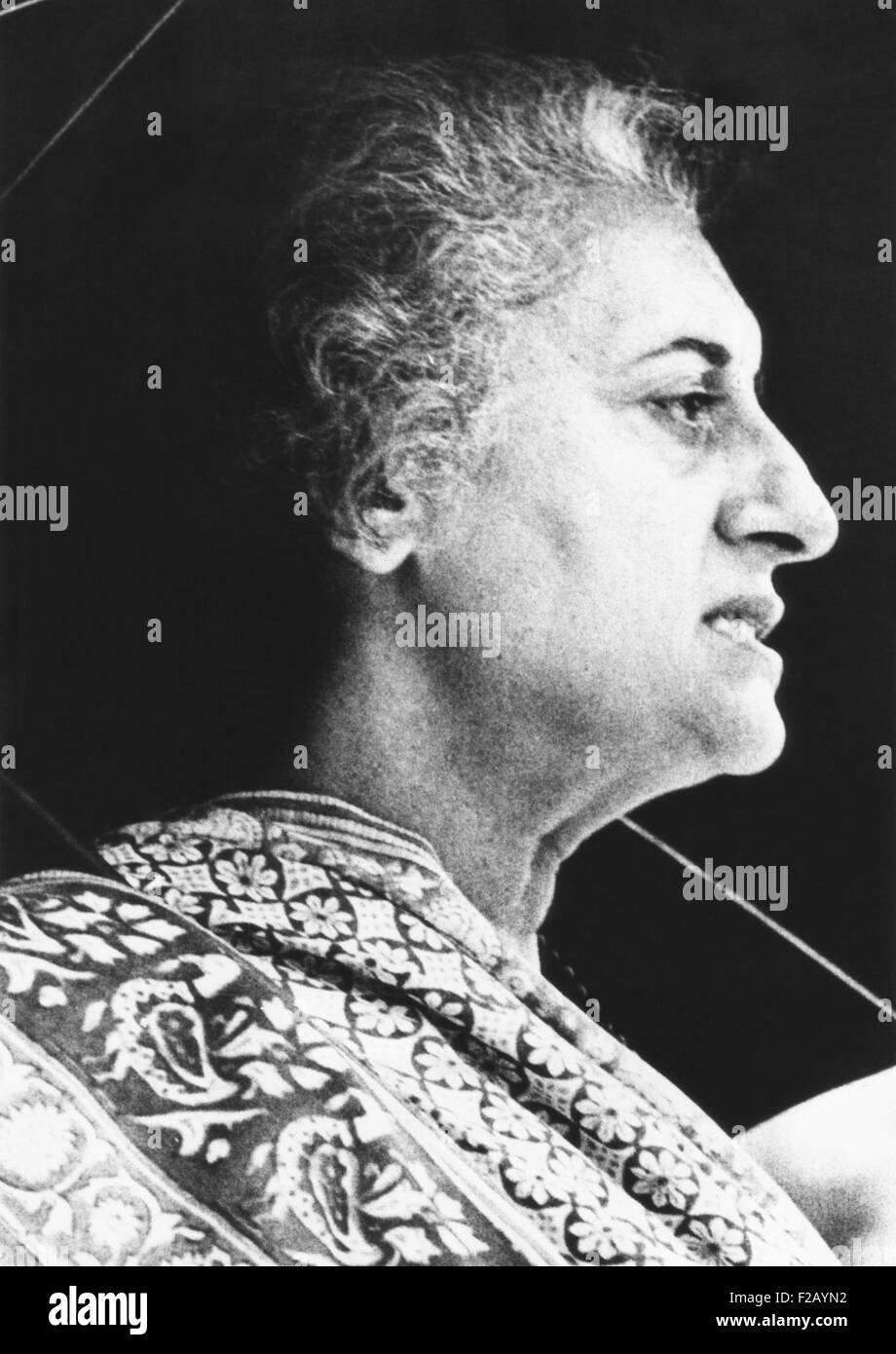 Die indische Premierministerin Indira Gandhi spricht mit Anhänger am 18. Juni 1975. Sechs Tage zuvor von Allahabad High Court erklärte Indira Wahlen zur Lok Sabha (Unterhaus des Gesetzgebers) leere und ihren Parlamentssitz für Wahlen Kunstfehler beraubt. Sie legte gegen die Entscheidung und erklärte Ausnahmezustand durch interne Störung verursacht. 25. Juni 1975. (CSU 2015 9 736) Stockfoto
