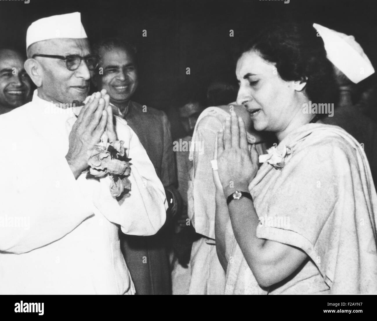 Wiedergewählt Premierministerin Indira Gandhi mit ihrem stellvertretenden Premierminister Morarji Desai. 20. März 1967. Desai trat aus dem Gandhi-Kabinett im Jahr 1969, Spaltung der Kongresspartei in zwei Fraktionen. Desai gelang es ihr als Premierminister von 1977-79. (CSU 2015 9 731) Stockfoto