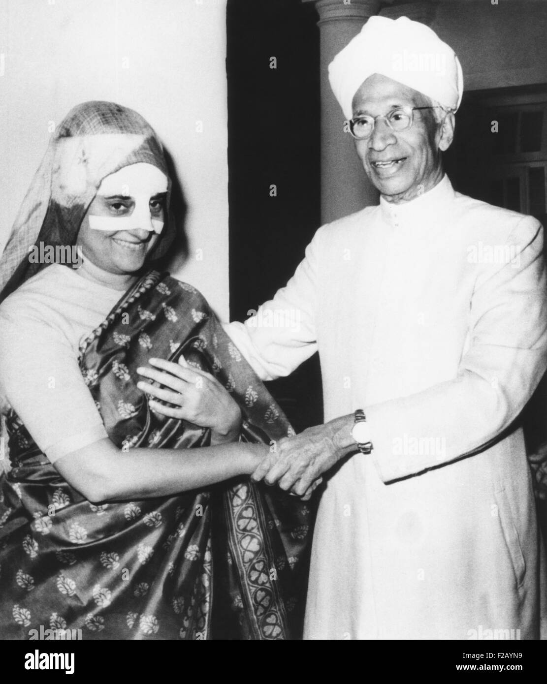 Premierministerin Indira Gandhi, ihre Nase stark bandagiert, erholt sich bei ihr zu Hause. Indiens Präsident, Dr. Sarvepalli Radhakrishnan, besucht ihr am 13. Februar 1967. Ein Steinwurf ein Zwischenrufer während einer Kundgebung der Kampagne fiel Mrs Gandhi. (CSU_2015_9_729) Stockfoto