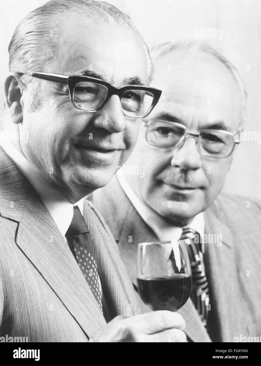 Ernest und Julio Gallo, ca. 1975. Brüder, die die E. & J. Gallo Winery, Verbot beendet wurde 1933 gegründet. (CSU 2015 9 724) Stockfoto