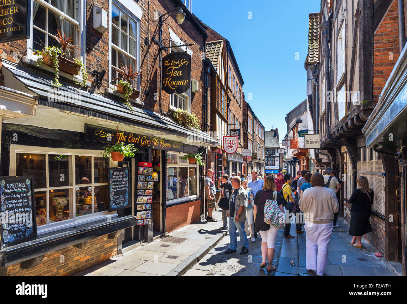 York UK, Chaos. Pubs, Geschäfte und Cafés auf dem historischen Shambles, York, England, Großbritannien Stockfoto