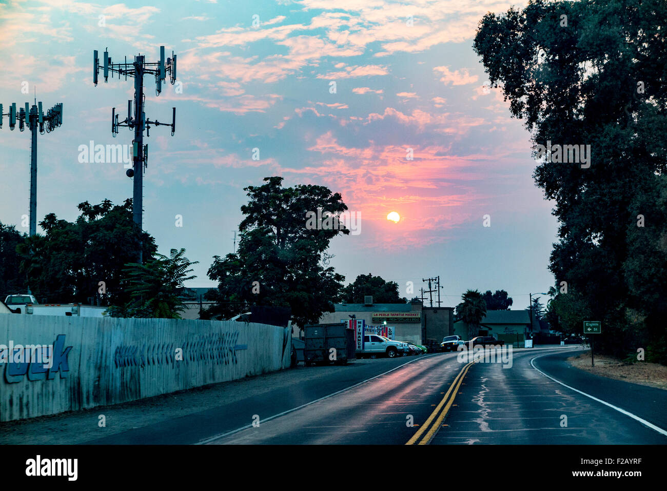 Zwei Mobilfunkmasten und eine orange sunset Ursache vom Rauch des Feuers Butte in Amador und Calaveras County Stockfoto