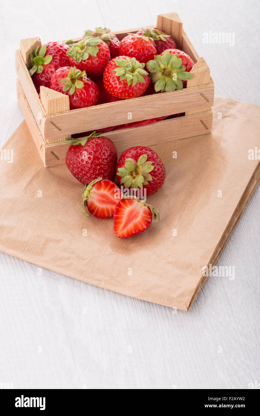 Erdbeeren in weißer Holztisch Hintergrund Stockfoto