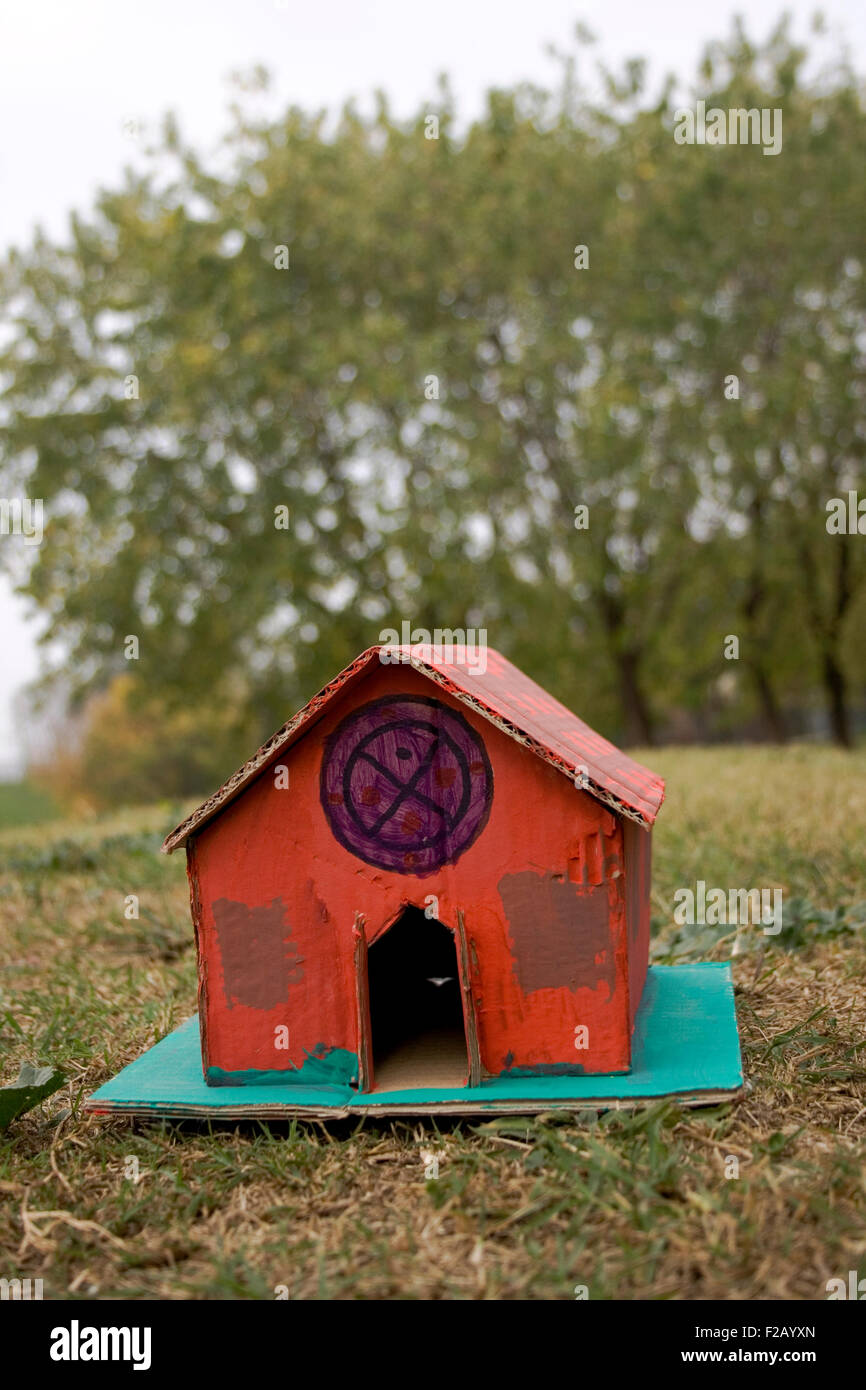 Kleinen Karton-Haus auf dem Rasen Stockfoto