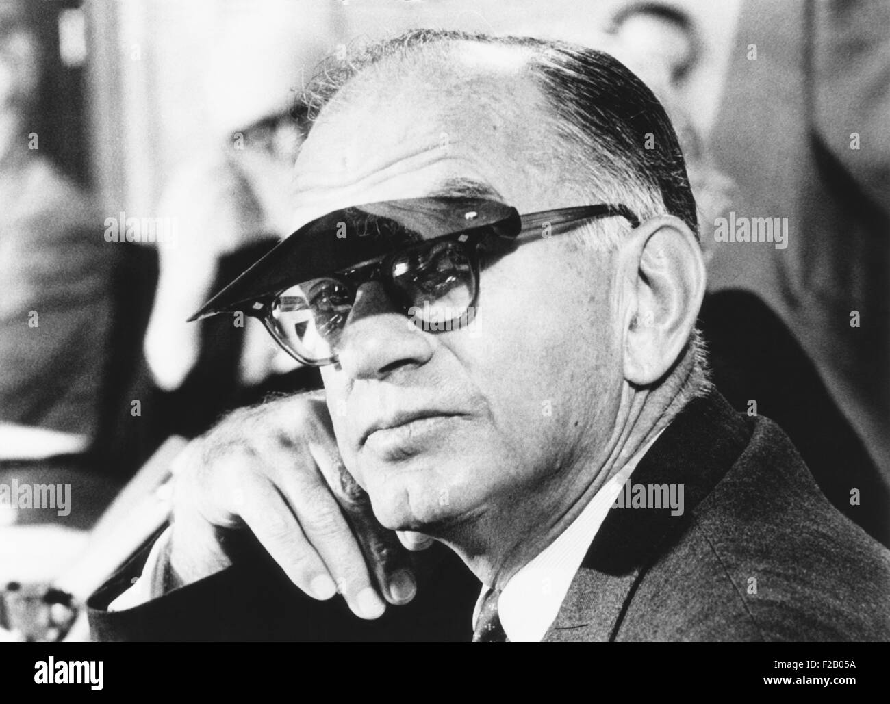 Senator J. William Fulbright trägt eine Sonnenblende um seine Augen vor TV-Licht zu schützen. 11. März 1969. Als Vorsitzender des Auswärtigen Ausschusses des war er eine Anhörung des Unterausschusses Abrüstung Vorsitz. (CSU 2015 9 700) Stockfoto